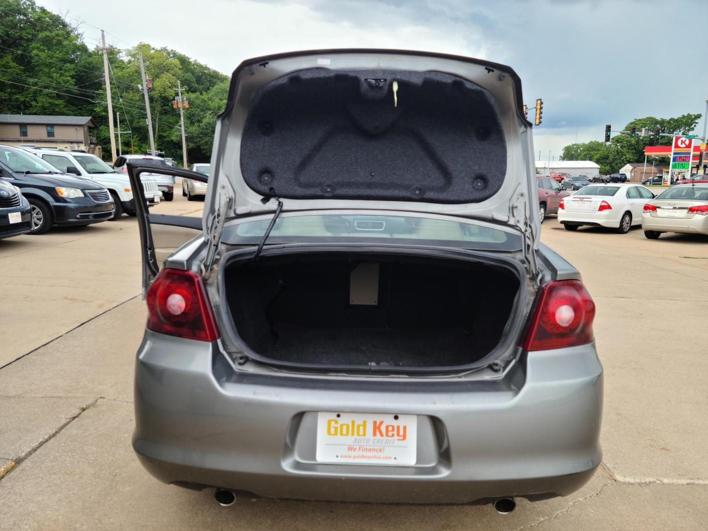 2013 Gray /tan Dodge Avenger SE (1C3CDZAG7DN) with an 3.6L V6 DOHC 24V FFV engine, 6-Speed Automatic transmission, located at 104 1st Avenue, Silvis, IL, 61282, (309) 755-9511, 41.515156, -90.425377 - Photo#4