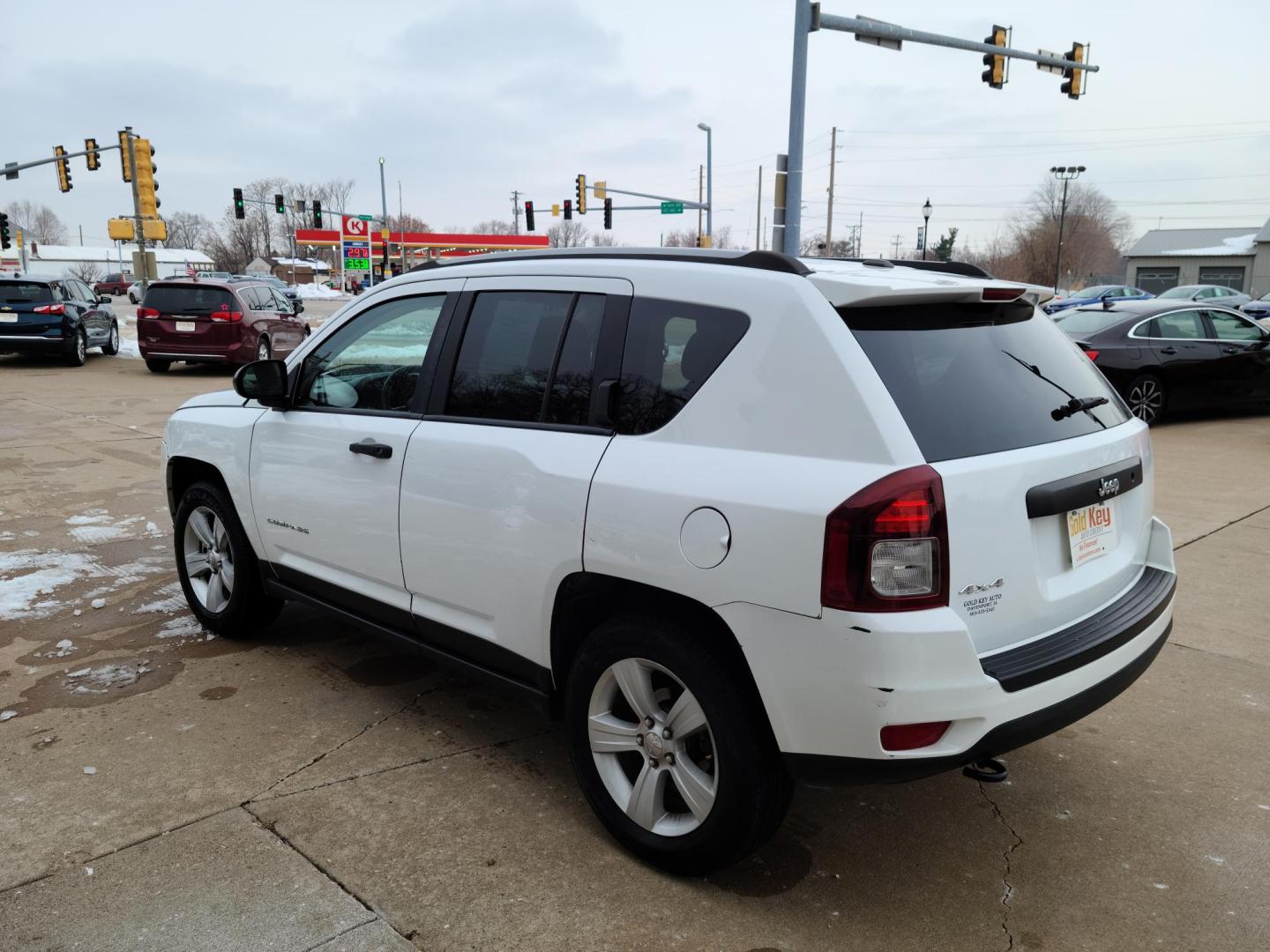 2017 Jeep Compass Sport 4WD (1C4NJDBBXHD) with an 2.4L L4 DOHC 16V engine, located at 104 1st Avenue, Silvis, IL, 61282, (309) 755-9511, 41.515156, -90.425377 - Photo#2