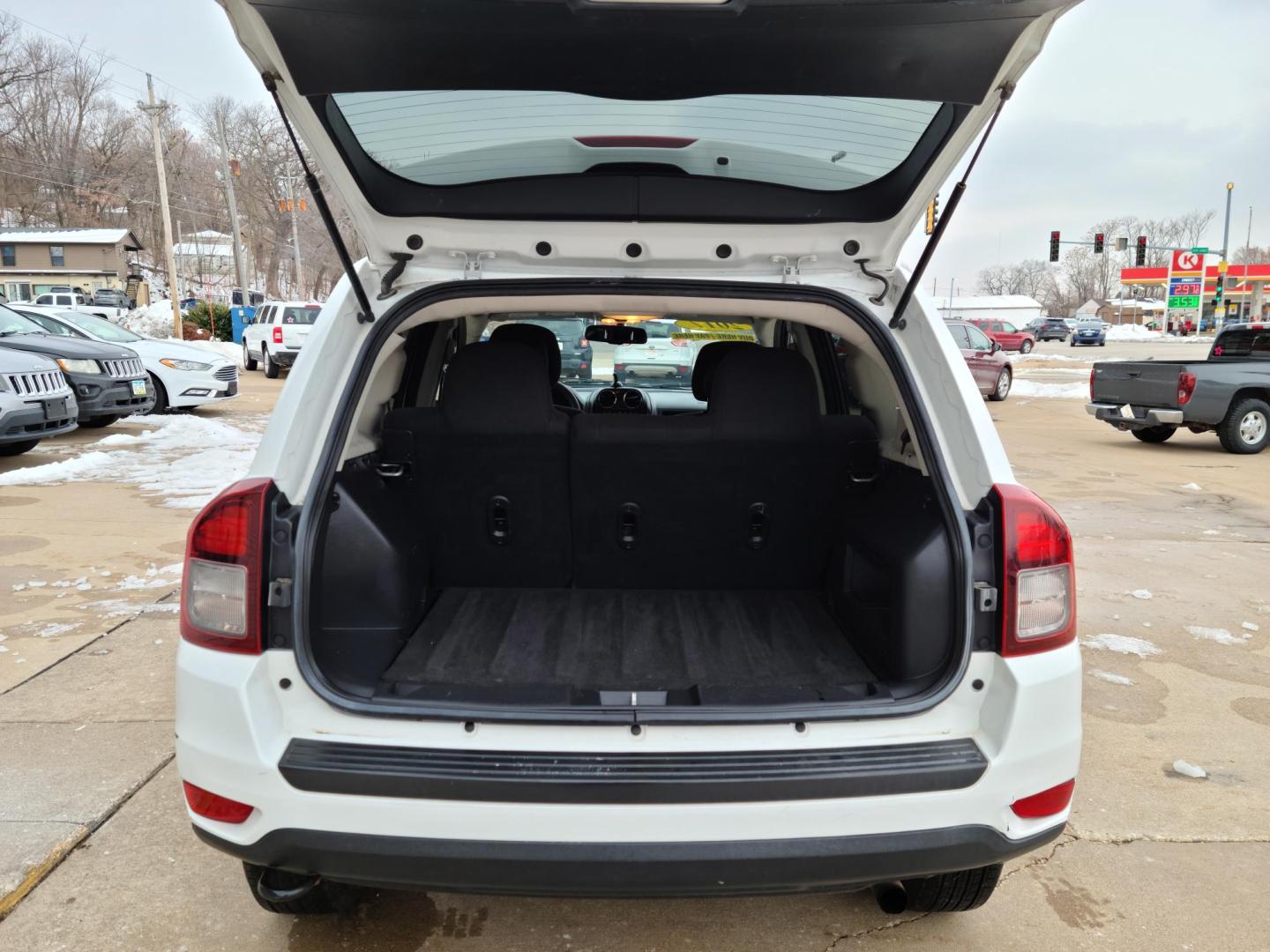 2017 Jeep Compass Sport 4WD (1C4NJDBBXHD) with an 2.4L L4 DOHC 16V engine, located at 104 1st Avenue, Silvis, IL, 61282, (309) 755-9511, 41.515156, -90.425377 - Photo#4