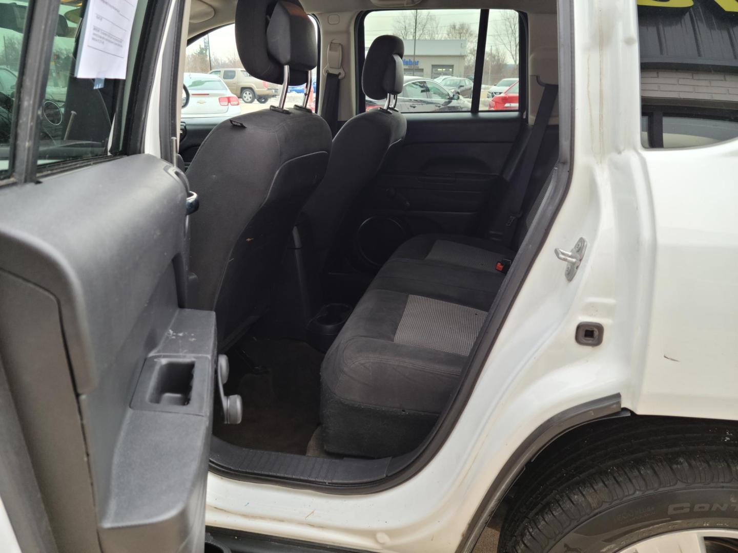 2017 Jeep Compass Sport 4WD (1C4NJDBBXHD) with an 2.4L L4 DOHC 16V engine, located at 104 1st Avenue, Silvis, IL, 61282, (309) 755-9511, 41.515156, -90.425377 - Photo#5