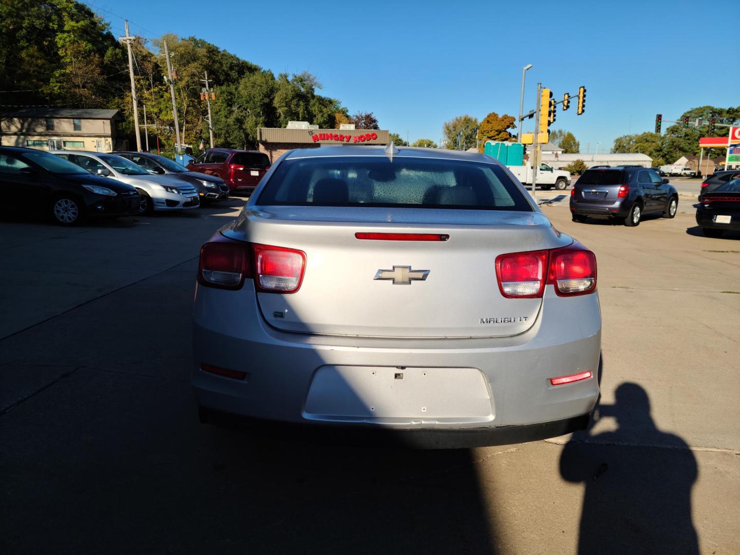 2015 Silver Ice Metallic /Jet Black Chevrolet Malibu 1LT (1G11C5SL3FF) with an 2.5L L4 DOHC 16V engine, 6-Speed Automatic transmission, located at 104 1st Avenue, Silvis, IL, 61282, (309) 755-9511, 41.515156, -90.425377 - Photo#3