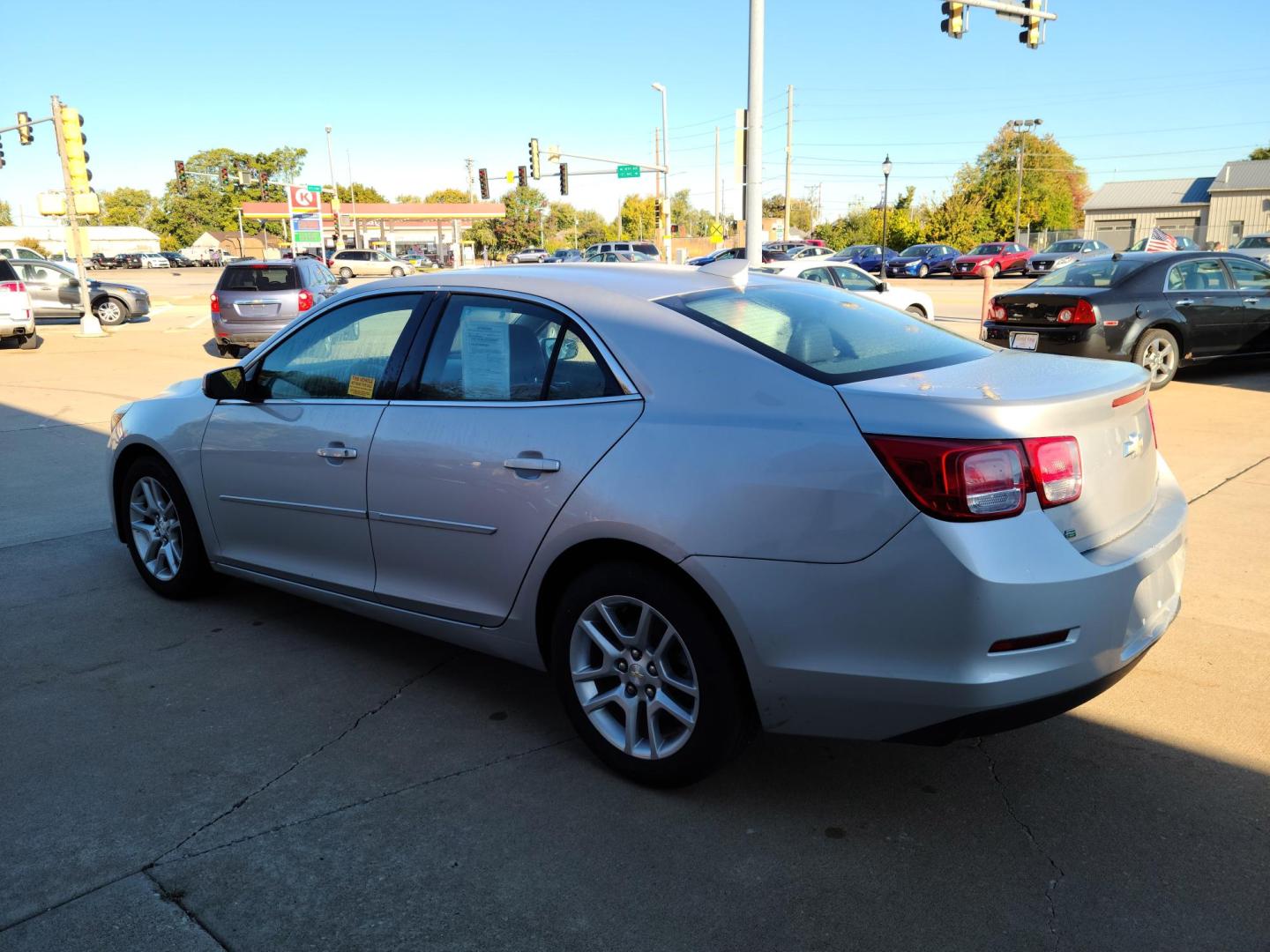 2015 Silver Ice Metallic /Jet Black Chevrolet Malibu 1LT (1G11C5SL3FF) with an 2.5L L4 DOHC 16V engine, 6-Speed Automatic transmission, located at 104 1st Avenue, Silvis, IL, 61282, (309) 755-9511, 41.515156, -90.425377 - Photo#2