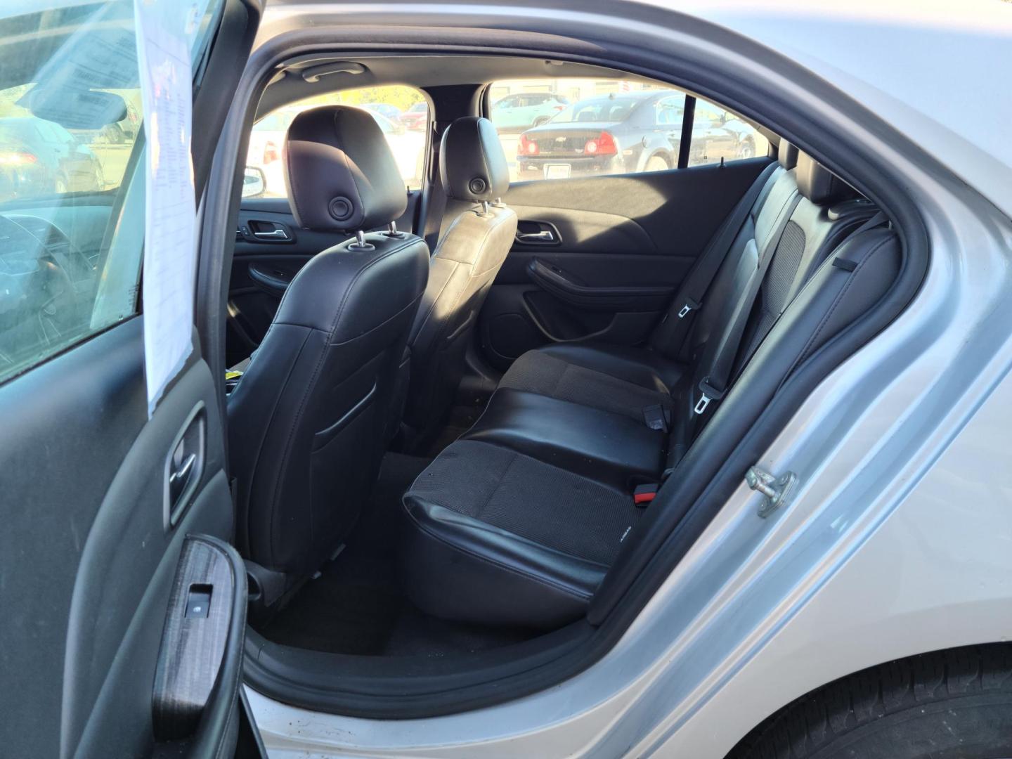 2015 Silver Ice Metallic /Jet Black Chevrolet Malibu 1LT (1G11C5SL3FF) with an 2.5L L4 DOHC 16V engine, 6-Speed Automatic transmission, located at 104 1st Avenue, Silvis, IL, 61282, (309) 755-9511, 41.515156, -90.425377 - Photo#4