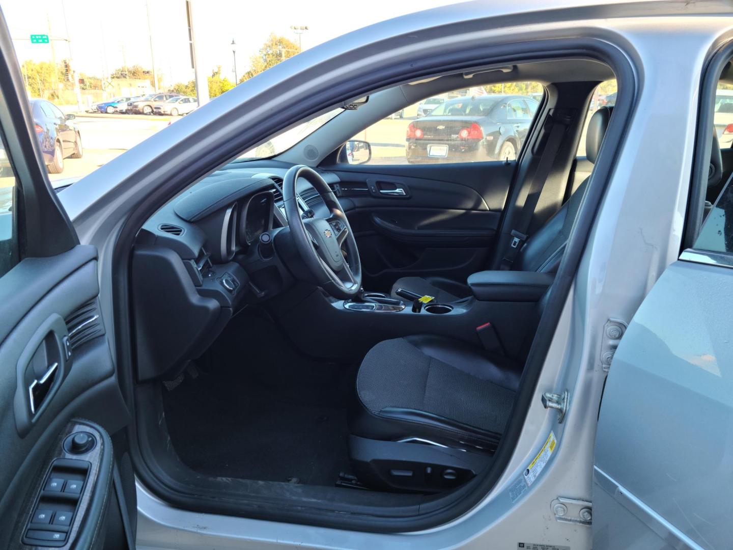2015 Silver Ice Metallic /Jet Black Chevrolet Malibu 1LT (1G11C5SL3FF) with an 2.5L L4 DOHC 16V engine, 6-Speed Automatic transmission, located at 104 1st Avenue, Silvis, IL, 61282, (309) 755-9511, 41.515156, -90.425377 - Photo#5