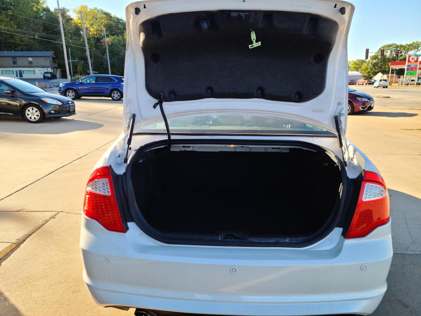 2011 White Platinum Trico /Charcoal Black Leather Ford Fusion V6 SEL AWD (3FAHP0CG4BR) with an 3.0L V6 DOHC 24V engine, auto transmission, located at 104 1st Avenue, Silvis, IL, 61282, (309) 755-9511, 41.515156, -90.425377 - All Wheel Drive! - Photo#3
