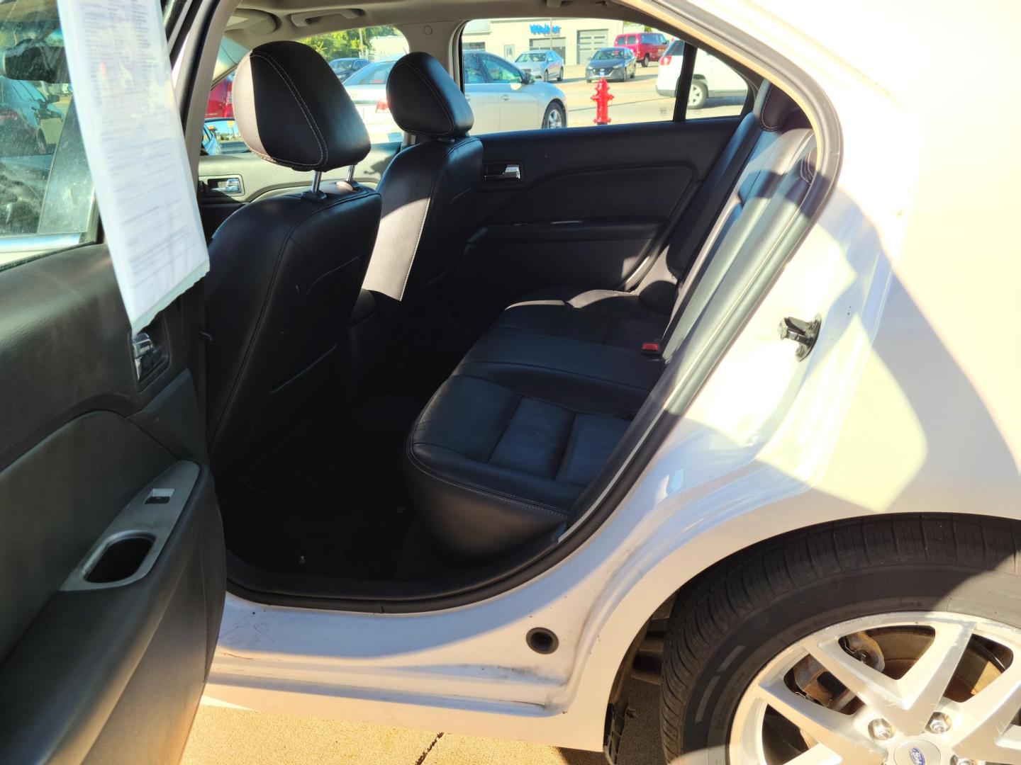 2011 White Platinum Trico /Charcoal Black Leather Ford Fusion V6 SEL AWD (3FAHP0CG4BR) with an 3.0L V6 DOHC 24V engine, auto transmission, located at 104 1st Avenue, Silvis, IL, 61282, (309) 755-9511, 41.515156, -90.425377 - All Wheel Drive! - Photo#4
