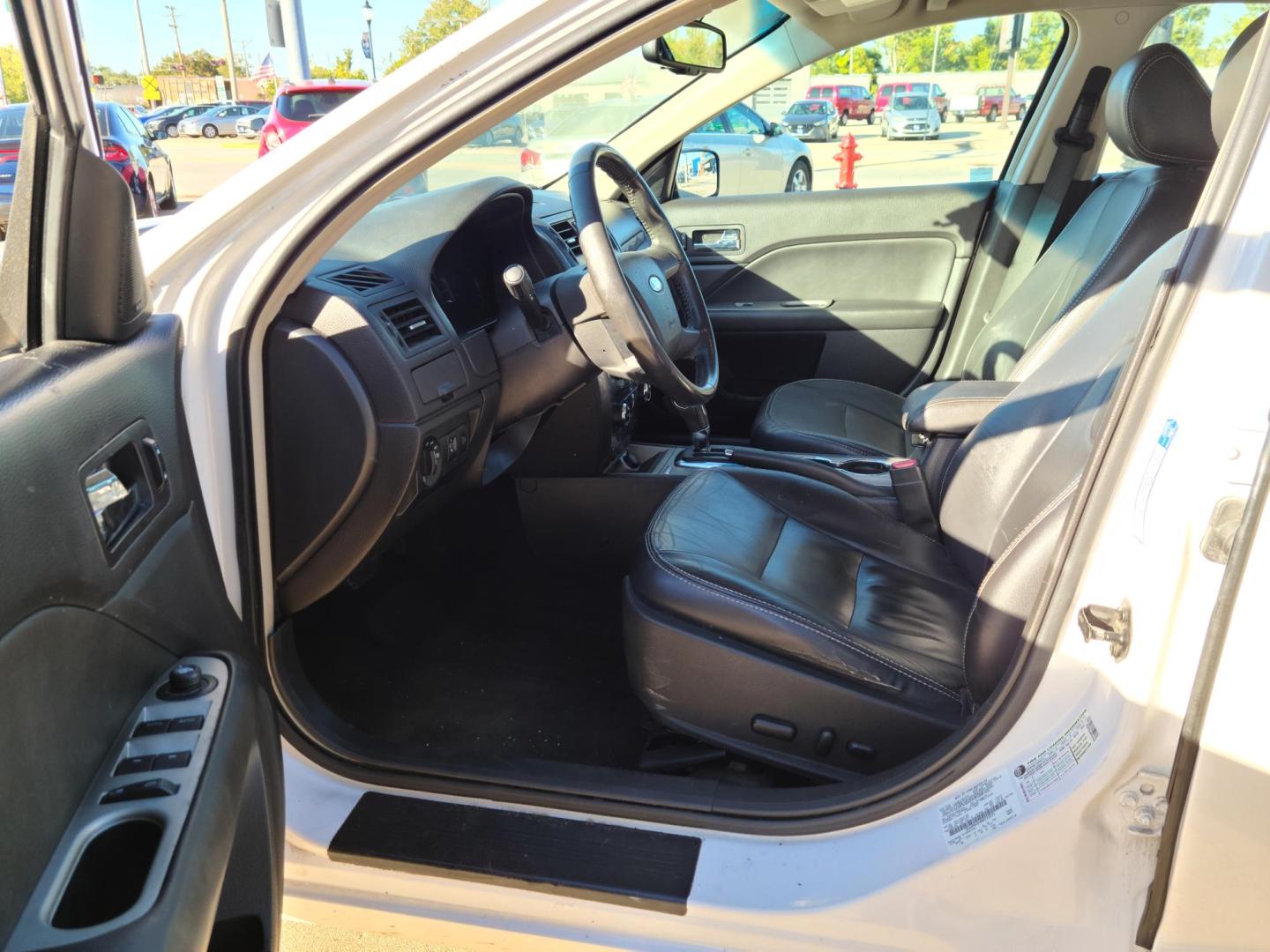 2011 White Platinum Trico /Charcoal Black Leather Ford Fusion V6 SEL AWD (3FAHP0CG4BR) with an 3.0L V6 DOHC 24V engine, auto transmission, located at 104 1st Avenue, Silvis, IL, 61282, (309) 755-9511, 41.515156, -90.425377 - All Wheel Drive! - Photo#5