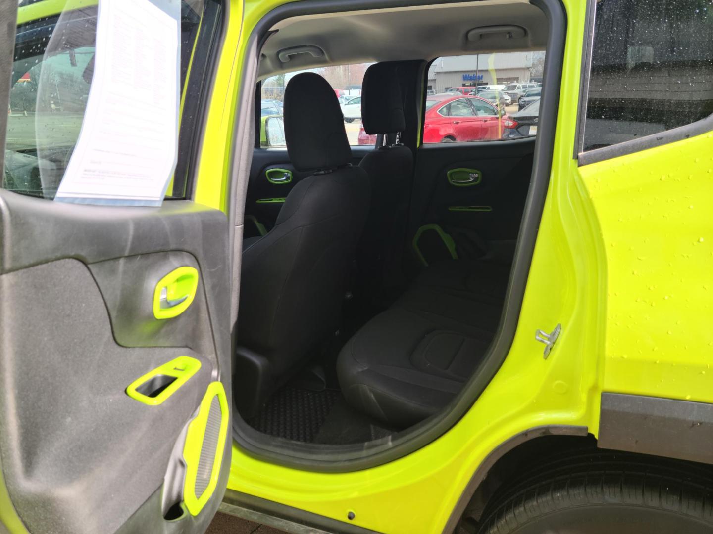 2018 Jeep Renegade Latitude 4WD (ZACCJBBB1JP) with an 2.4L L4 DOHC 16V engine, 6M transmission, located at 104 1st Avenue, Silvis, IL, 61282, (309) 755-9511, 41.515156, -90.425377 - Photo#4