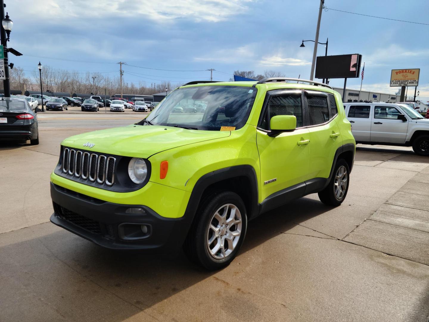 2018 Jeep Renegade Latitude 4WD (ZACCJBBB1JP) with an 2.4L L4 DOHC 16V engine, 6M transmission, located at 104 1st Avenue, Silvis, IL, 61282, (309) 755-9511, 41.515156, -90.425377 - Photo#1