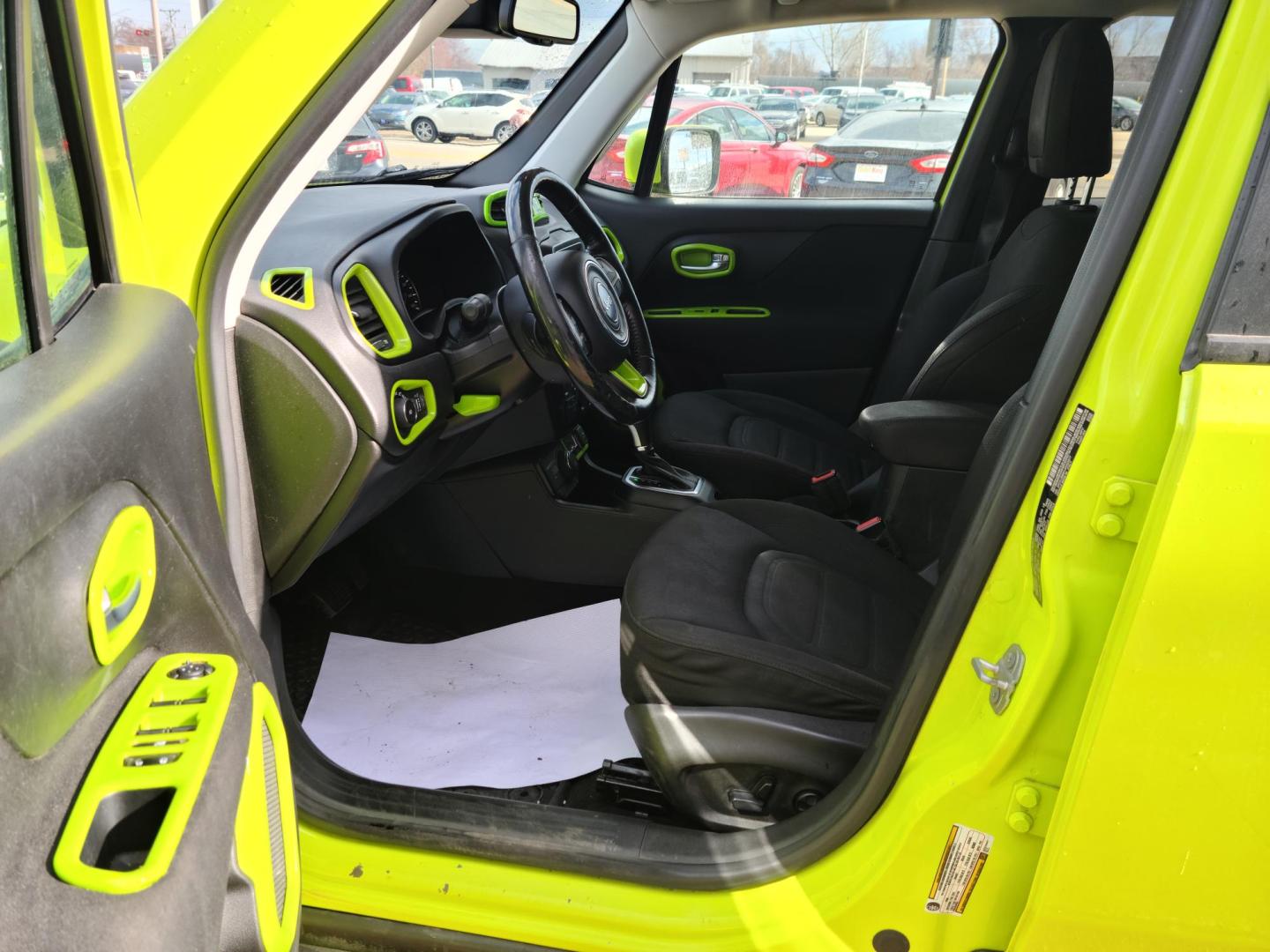 2018 Jeep Renegade Latitude 4WD (ZACCJBBB1JP) with an 2.4L L4 DOHC 16V engine, 6M transmission, located at 104 1st Avenue, Silvis, IL, 61282, (309) 755-9511, 41.515156, -90.425377 - Photo#3