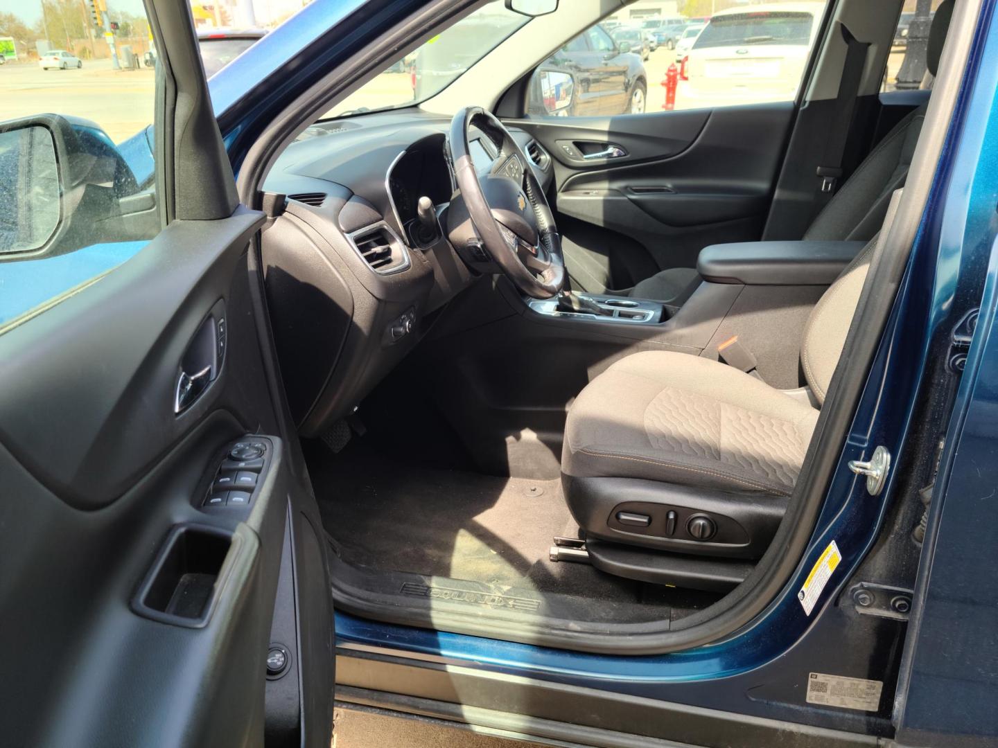 2020 /Mosaic Black Metallic Chevrolet Equinox LT 1.5 2WD (2GNAXKEV0L6) with an 1.5L L4 DIR DOHC 16V TURBO engine, 6A transmission, located at 104 1st Avenue, Silvis, IL, 61282, (309) 755-9511, 41.515156, -90.425377 - Photo#5