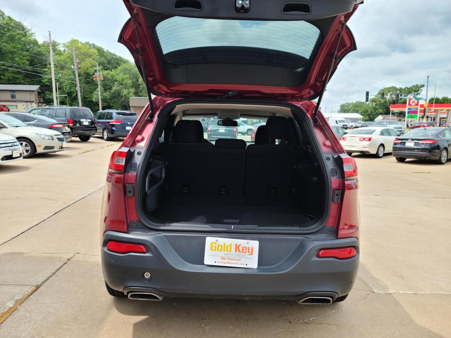 2015 DP Cherry Red Crystal PC /Black Jeep Cherokee Latitude FWD (1C4PJLCS1FW) with an 3.2L V6 DOHC 24V engine, 9-Speed Automatic transmission, located at 104 1st Avenue, Silvis, IL, 61282, (309) 755-9511, 41.515156, -90.425377 - Photo#4