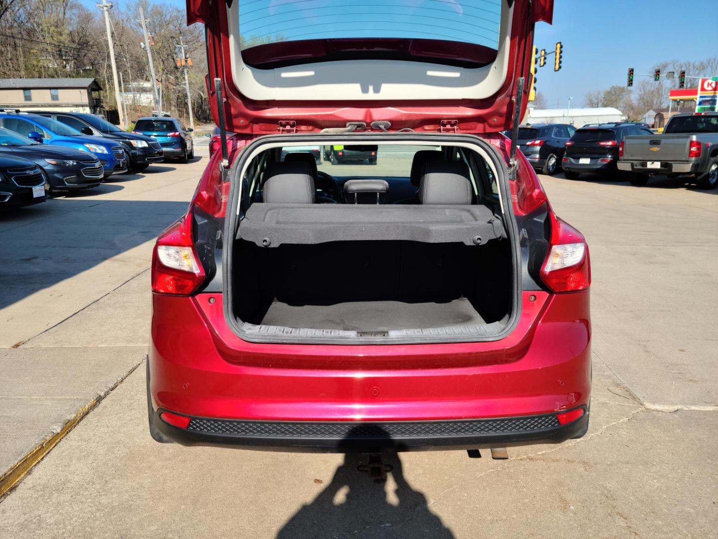 2012 Ruby Red Metallic Tinted Clearcoat /Black Ford Focus SEL (1FAHP3M24CL) with an 2.0L L4 DOHC 16V engine, 6-Speed Automatic transmission, located at 104 1st Avenue, Silvis, IL, 61282, (309) 755-9511, 41.515156, -90.425377 - Photo#3