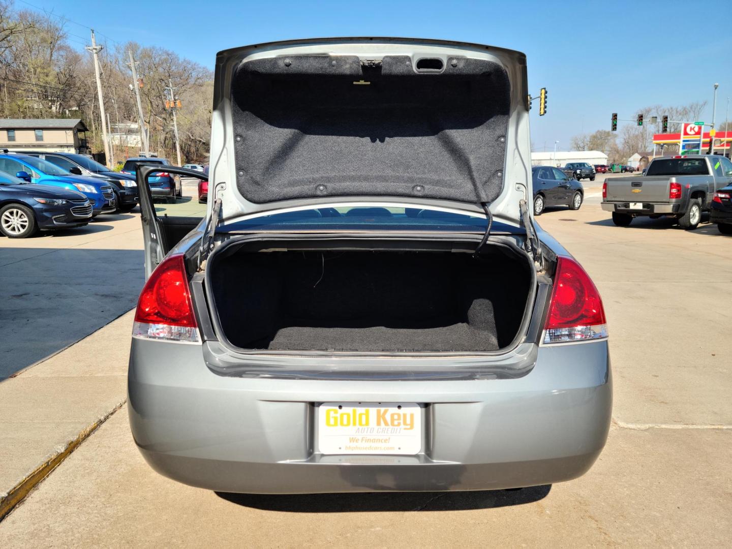 2008 Gray Chevrolet Impala LS (2G1WB58K781) with an 3.5L V6 OHV 16V FFV engine, 4-Speed Automatic Overdrive transmission, located at 104 1st Avenue, Silvis, IL, 61282, (309) 755-9511, 41.515156, -90.425377 - Photo#4