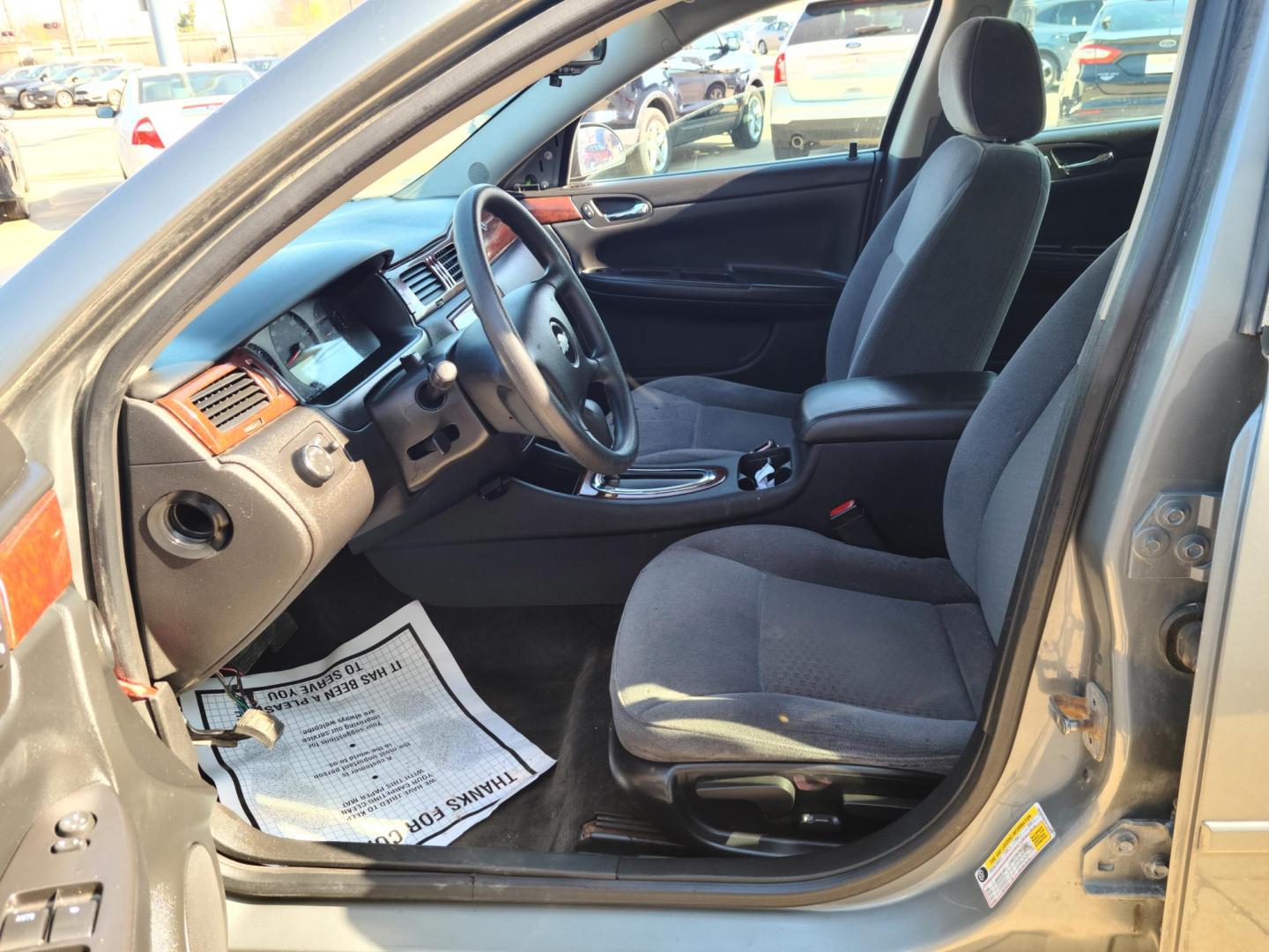2008 Gray Chevrolet Impala LS (2G1WB58K781) with an 3.5L V6 OHV 16V FFV engine, 4-Speed Automatic Overdrive transmission, located at 104 1st Avenue, Silvis, IL, 61282, (309) 755-9511, 41.515156, -90.425377 - Photo#5