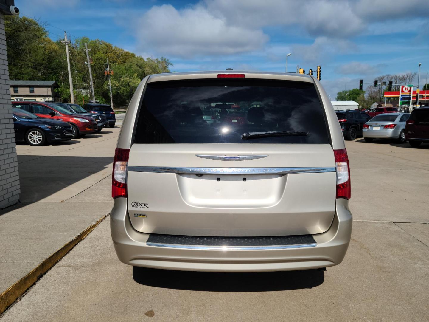 2013 Chrysler Town & Country Touring (2C4RC1BG3DR) with an 3.6L V6 DOHC 24V engine, 6-Speed Automatic transmission, located at 104 1st Avenue, Silvis, IL, 61282, (309) 755-9511, 41.515156, -90.425377 - Photo#2