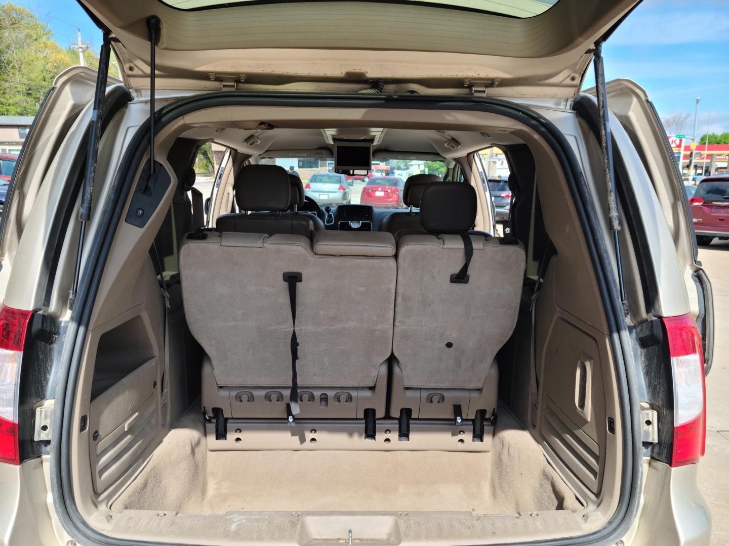 2013 Chrysler Town & Country Touring (2C4RC1BG3DR) with an 3.6L V6 DOHC 24V engine, 6-Speed Automatic transmission, located at 104 1st Avenue, Silvis, IL, 61282, (309) 755-9511, 41.515156, -90.425377 - Photo#3