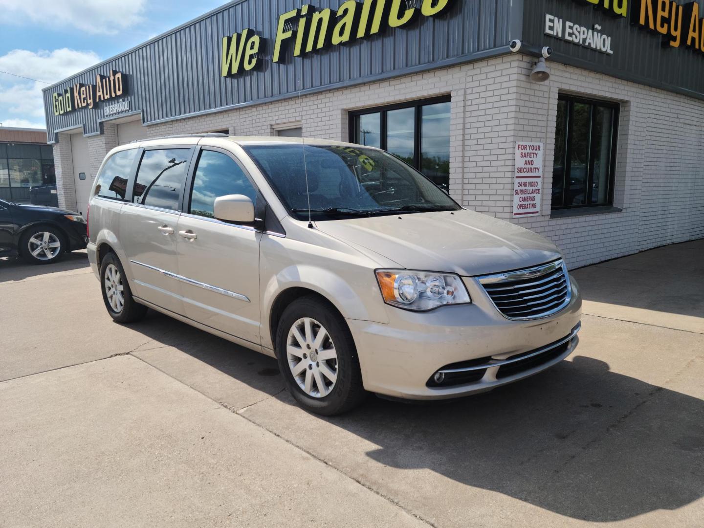 2013 Chrysler Town & Country Touring (2C4RC1BG3DR) with an 3.6L V6 DOHC 24V engine, 6-Speed Automatic transmission, located at 104 1st Avenue, Silvis, IL, 61282, (309) 755-9511, 41.515156, -90.425377 - Photo#0