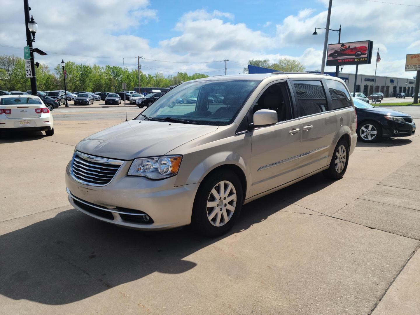 2013 Chrysler Town & Country Touring (2C4RC1BG3DR) with an 3.6L V6 DOHC 24V engine, 6-Speed Automatic transmission, located at 104 1st Avenue, Silvis, IL, 61282, (309) 755-9511, 41.515156, -90.425377 - Photo#1