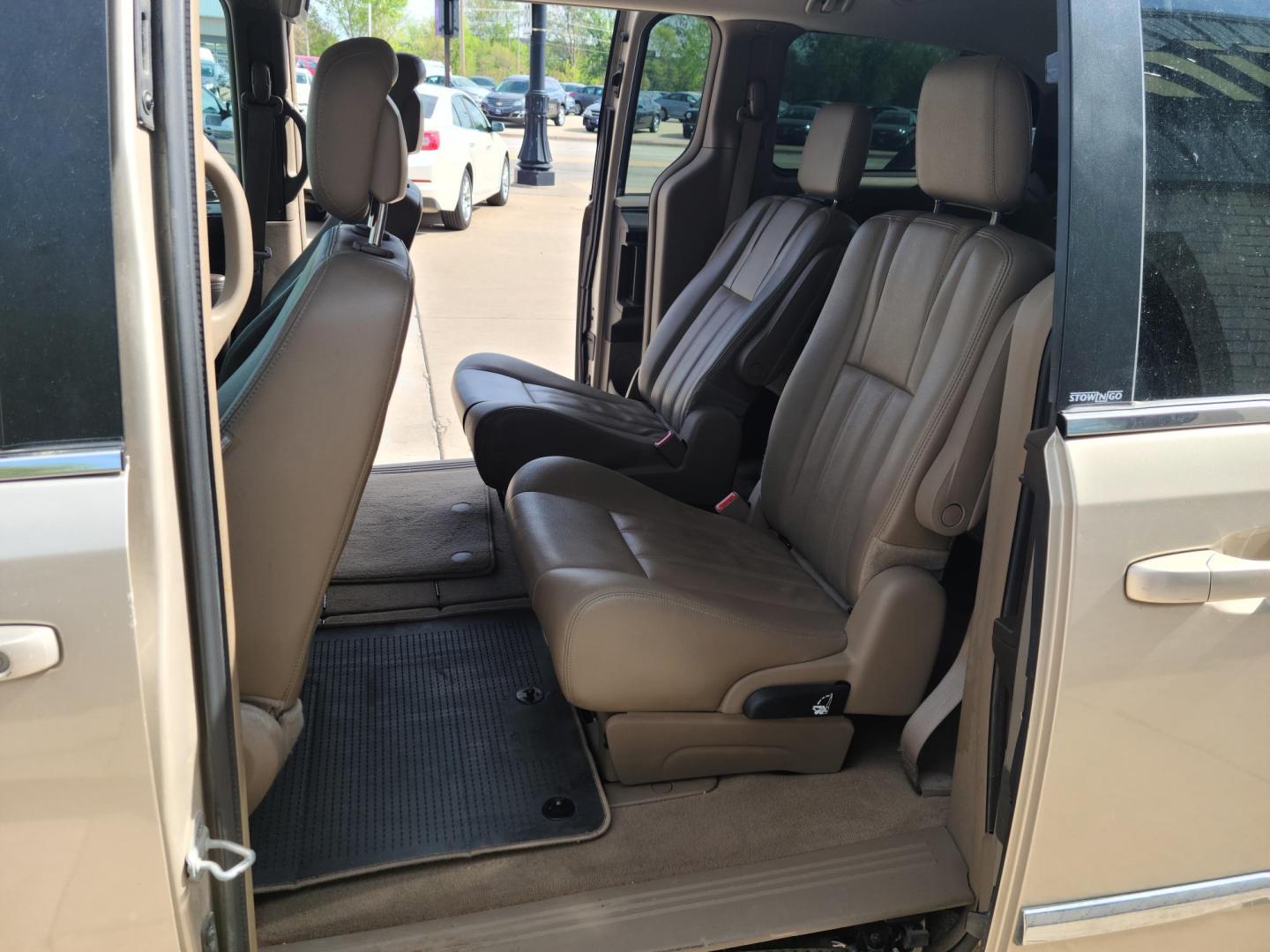 2013 Chrysler Town & Country Touring (2C4RC1BG3DR) with an 3.6L V6 DOHC 24V engine, 6-Speed Automatic transmission, located at 104 1st Avenue, Silvis, IL, 61282, (309) 755-9511, 41.515156, -90.425377 - Photo#4