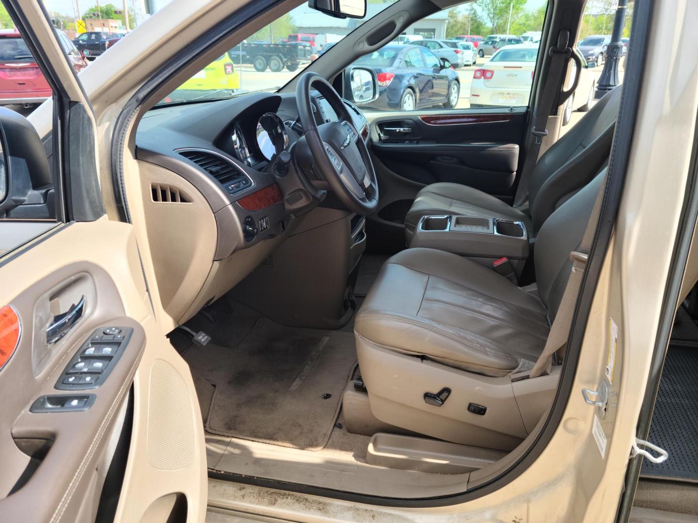 2013 Chrysler Town & Country Touring (2C4RC1BG3DR) with an 3.6L V6 DOHC 24V engine, 6-Speed Automatic transmission, located at 104 1st Avenue, Silvis, IL, 61282, (309) 755-9511, 41.515156, -90.425377 - Photo#5