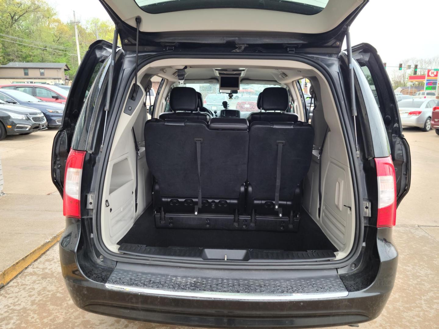 2014 Carbon Black Metallic Chrysler Town & Country Touring (2C4RC1BG9ER) with an 3.6L V6 DOHC 24V engine, 6-Speed Automatic transmission, located at 104 1st Avenue, Silvis, IL, 61282, (309) 755-9511, 41.515156, -90.425377 - Photo#3