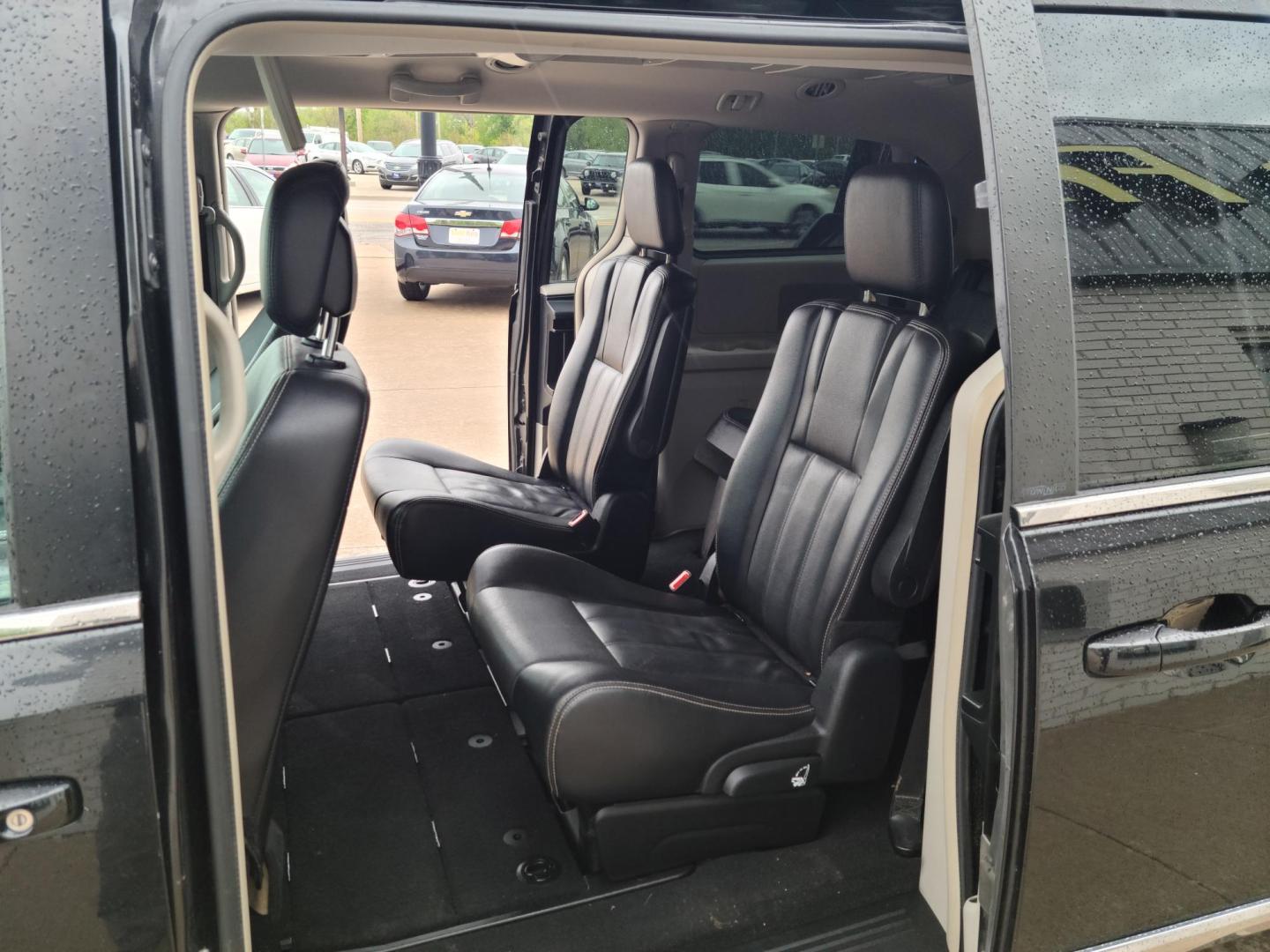 2014 Carbon Black Metallic Chrysler Town & Country Touring (2C4RC1BG9ER) with an 3.6L V6 DOHC 24V engine, 6-Speed Automatic transmission, located at 104 1st Avenue, Silvis, IL, 61282, (309) 755-9511, 41.515156, -90.425377 - Photo#4
