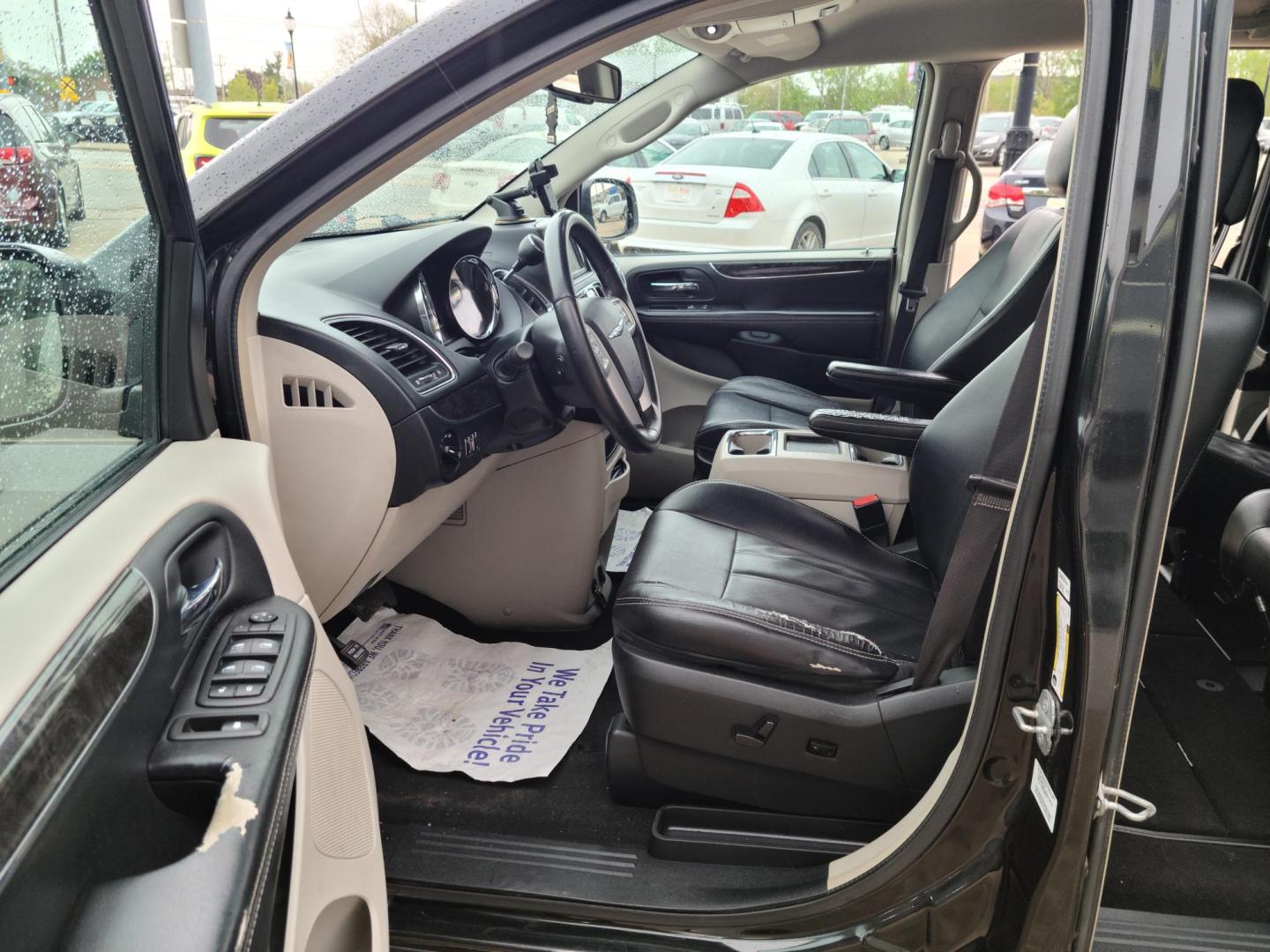 2014 Carbon Black Metallic Chrysler Town & Country Touring (2C4RC1BG9ER) with an 3.6L V6 DOHC 24V engine, 6-Speed Automatic transmission, located at 104 1st Avenue, Silvis, IL, 61282, (309) 755-9511, 41.515156, -90.425377 - Photo#5