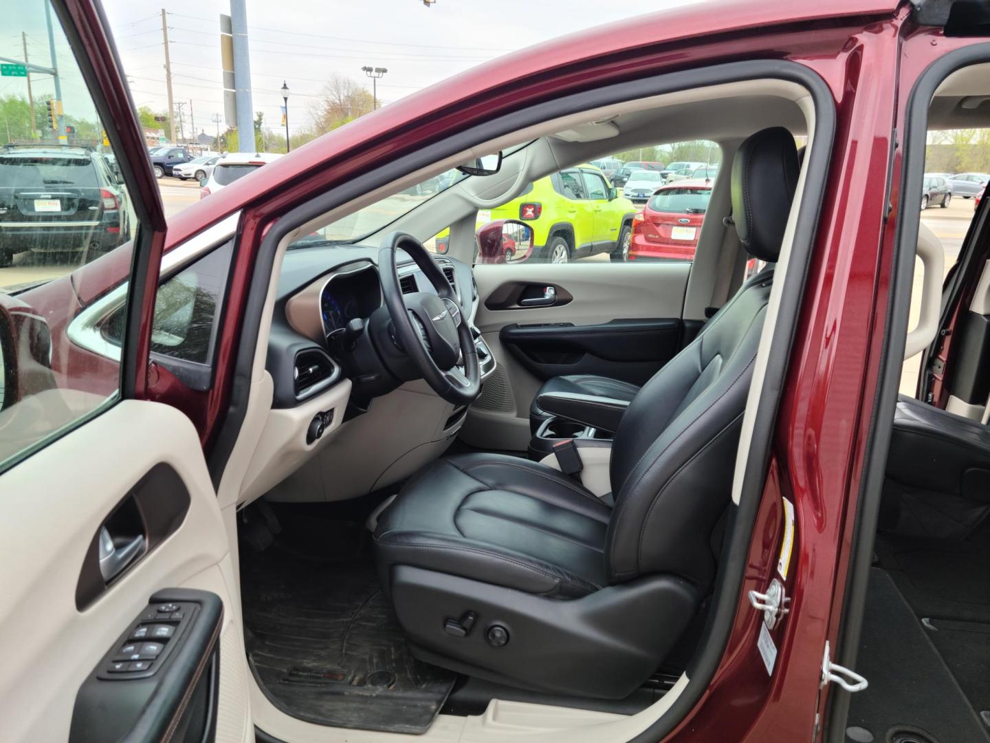 2017 /Black Chrysler Pacifica Touring (2C4RC1BG7HR) with an 3.6L V6 DOHC 24V engine, 6A transmission, located at 104 1st Avenue, Silvis, IL, 61282, (309) 755-9511, 41.515156, -90.425377 - Photo#5