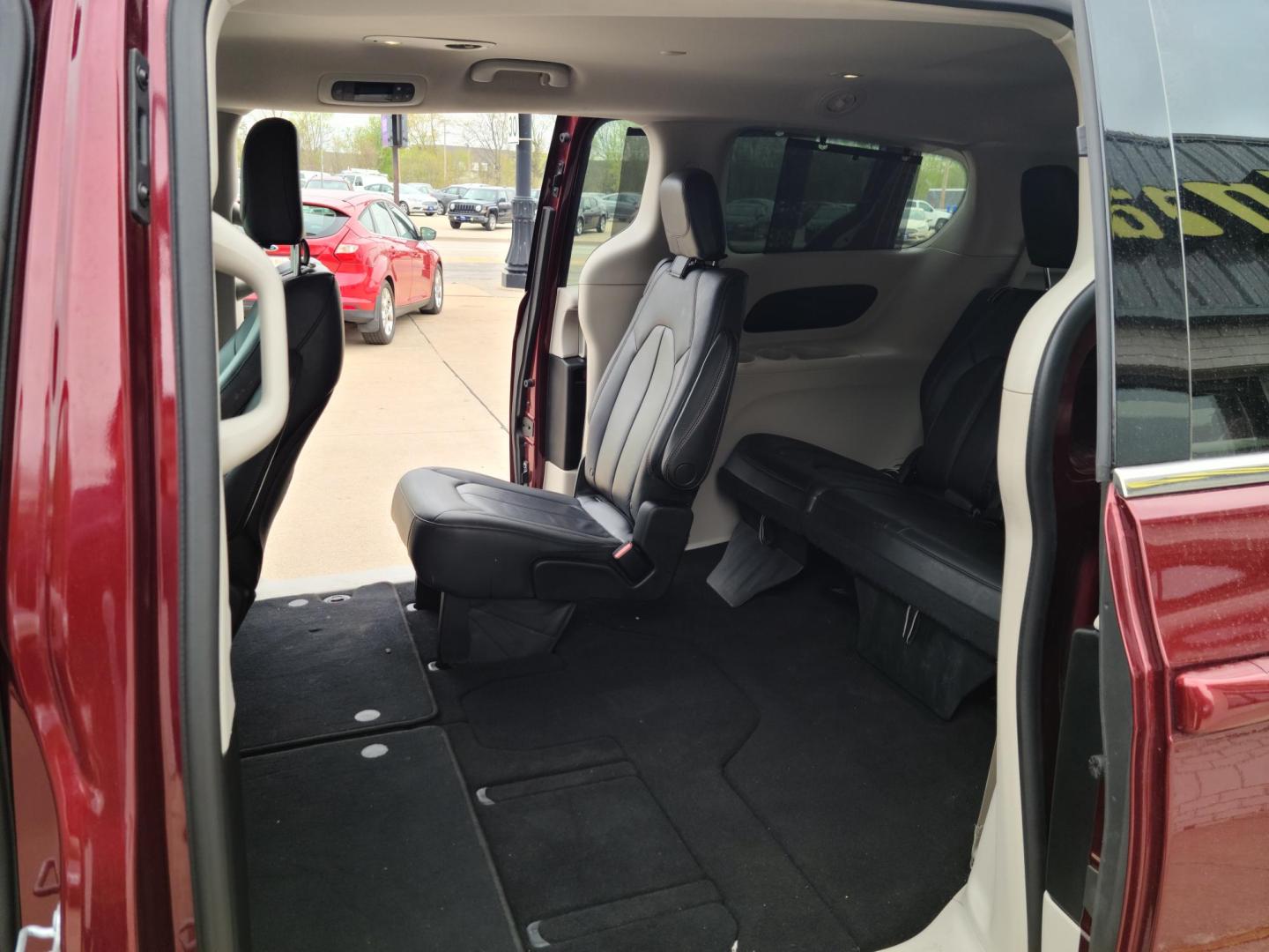 2017 /Black Chrysler Pacifica Touring (2C4RC1BG7HR) with an 3.6L V6 DOHC 24V engine, 6A transmission, located at 104 1st Avenue, Silvis, IL, 61282, (309) 755-9511, 41.515156, -90.425377 - Photo#4