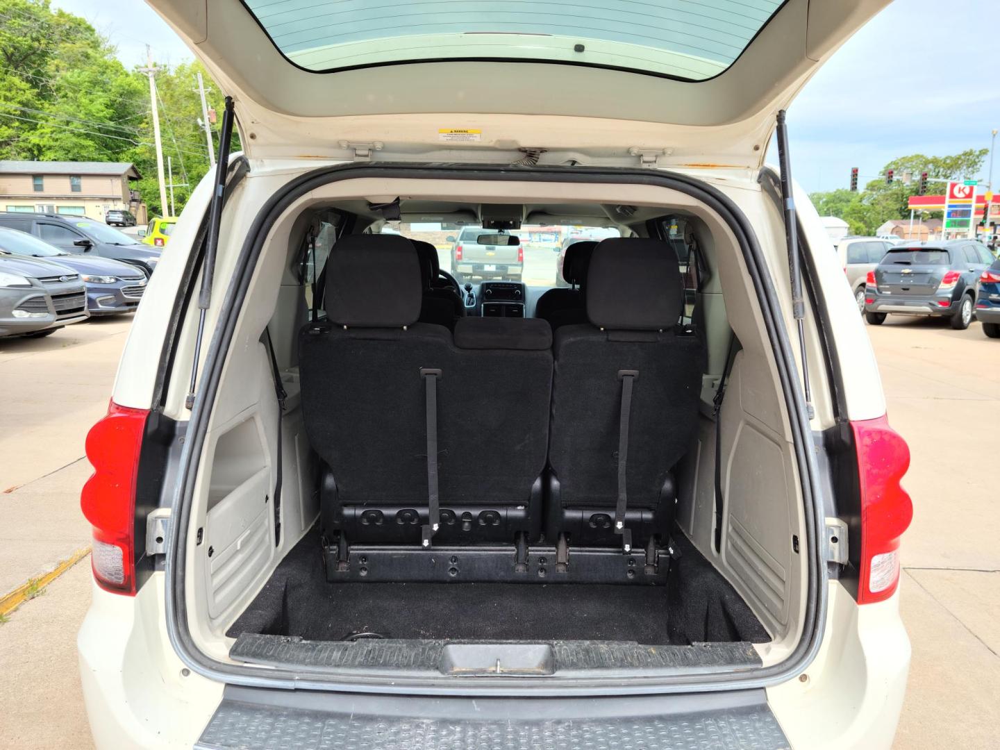 2012 Dodge Grand Caravan SE (2C4RDGBG5CR) with an 3.6L V6 DOHC 24V engine, 6-Speed Automatic transmission, located at 104 1st Avenue, Silvis, IL, 61282, (309) 755-9511, 41.515156, -90.425377 - Photo#3