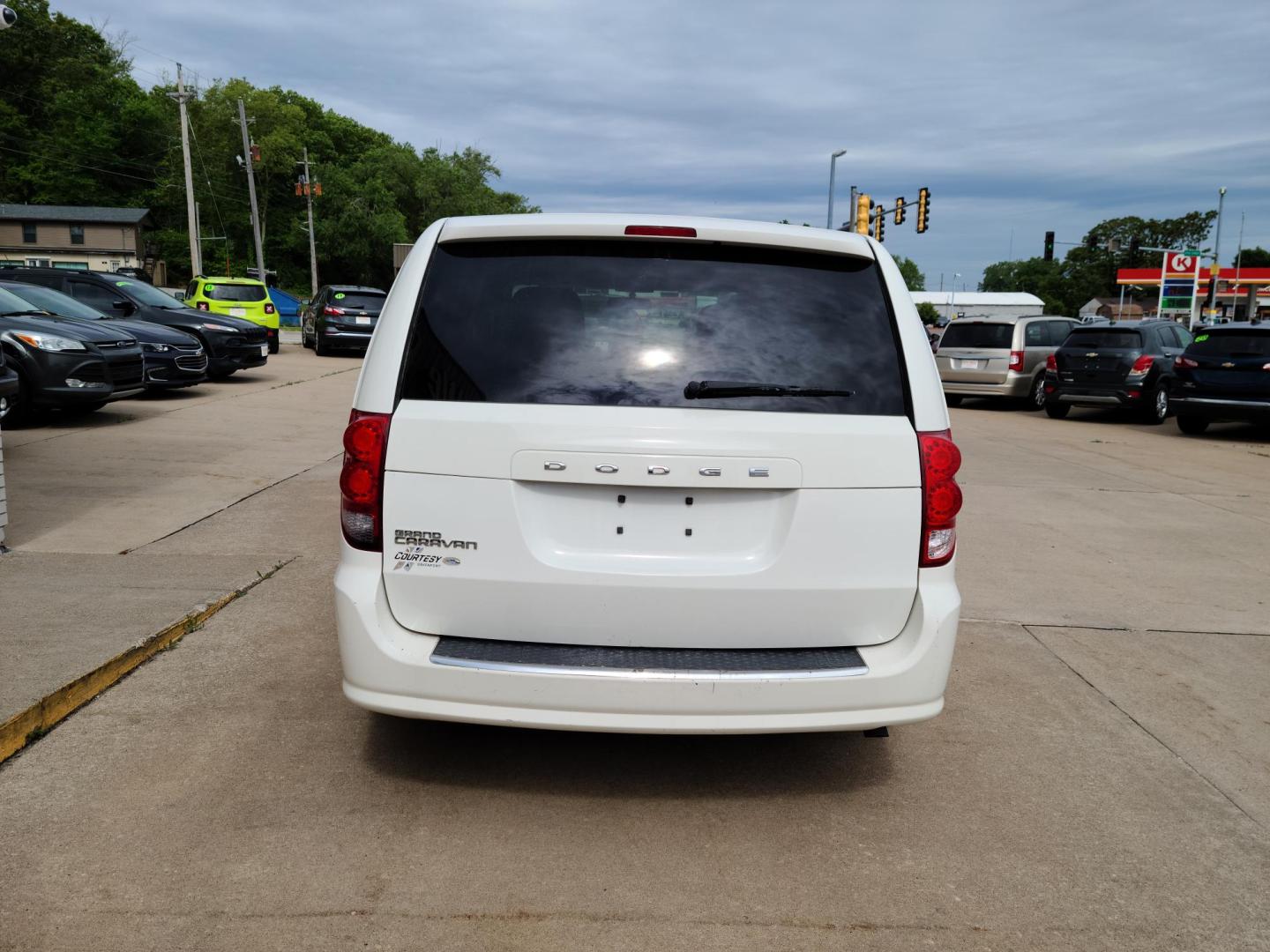 2012 Dodge Grand Caravan SE (2C4RDGBG5CR) with an 3.6L V6 DOHC 24V engine, 6-Speed Automatic transmission, located at 104 1st Avenue, Silvis, IL, 61282, (309) 755-9511, 41.515156, -90.425377 - Photo#2