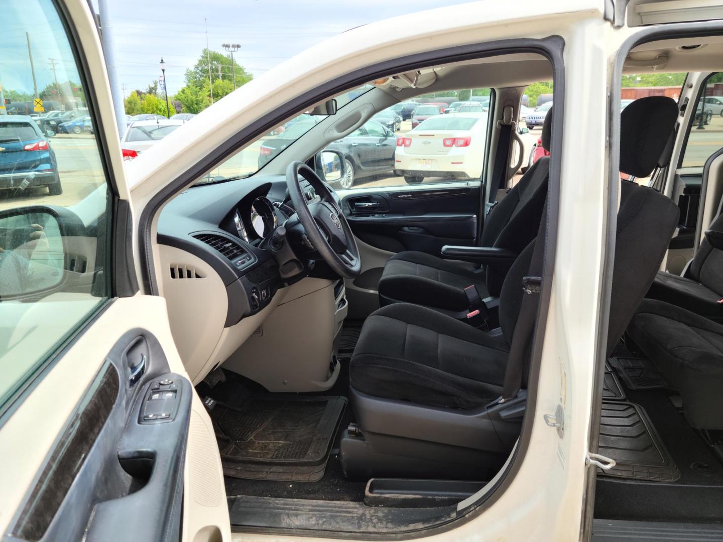 2012 Dodge Grand Caravan SE (2C4RDGBG5CR) with an 3.6L V6 DOHC 24V engine, 6-Speed Automatic transmission, located at 104 1st Avenue, Silvis, IL, 61282, (309) 755-9511, 41.515156, -90.425377 - Photo#5
