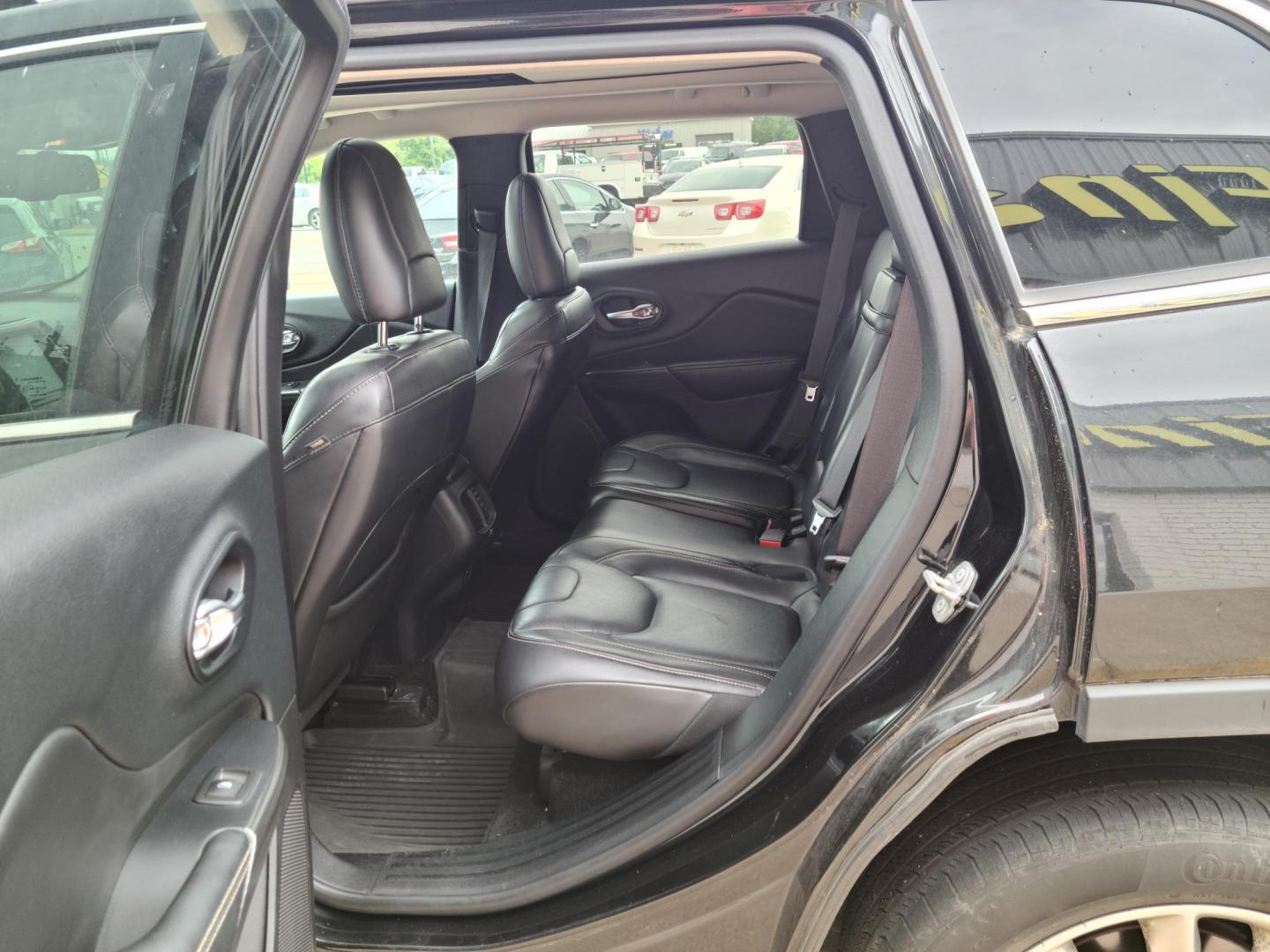 2015 Carbon Black Metallic /Black Jeep Cherokee Limited 4WD (1C4PJMDS7FW) with an 3.2L V6 DOHC 24V engine, 9-Speed Automatic transmission, located at 104 1st Avenue, Silvis, IL, 61282, (309) 755-9511, 41.515156, -90.425377 - Photo#4