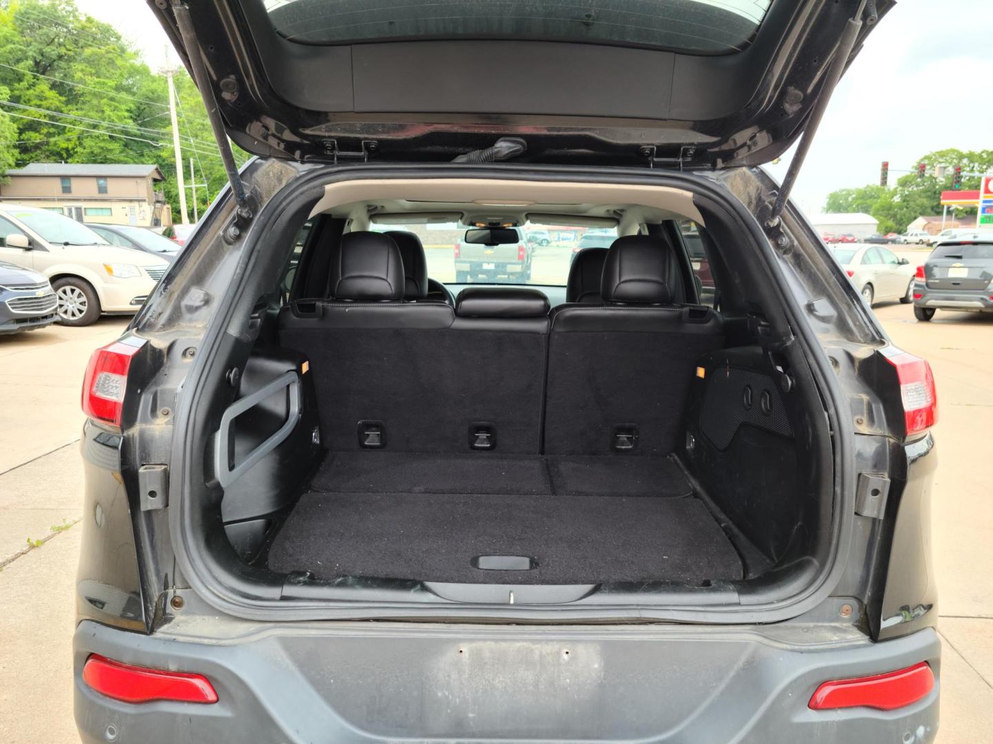 2015 Carbon Black Metallic /Black Jeep Cherokee Limited 4WD (1C4PJMDS7FW) with an 3.2L V6 DOHC 24V engine, 9-Speed Automatic transmission, located at 104 1st Avenue, Silvis, IL, 61282, (309) 755-9511, 41.515156, -90.425377 - Photo#3
