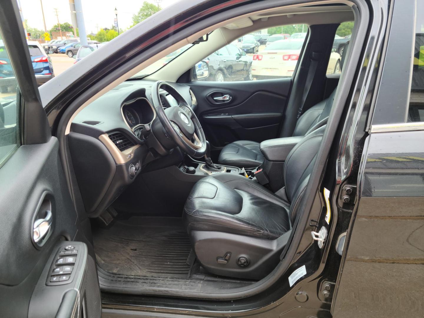 2015 Carbon Black Metallic /Black Jeep Cherokee Limited 4WD (1C4PJMDS7FW) with an 3.2L V6 DOHC 24V engine, 9-Speed Automatic transmission, located at 104 1st Avenue, Silvis, IL, 61282, (309) 755-9511, 41.515156, -90.425377 - Photo#5
