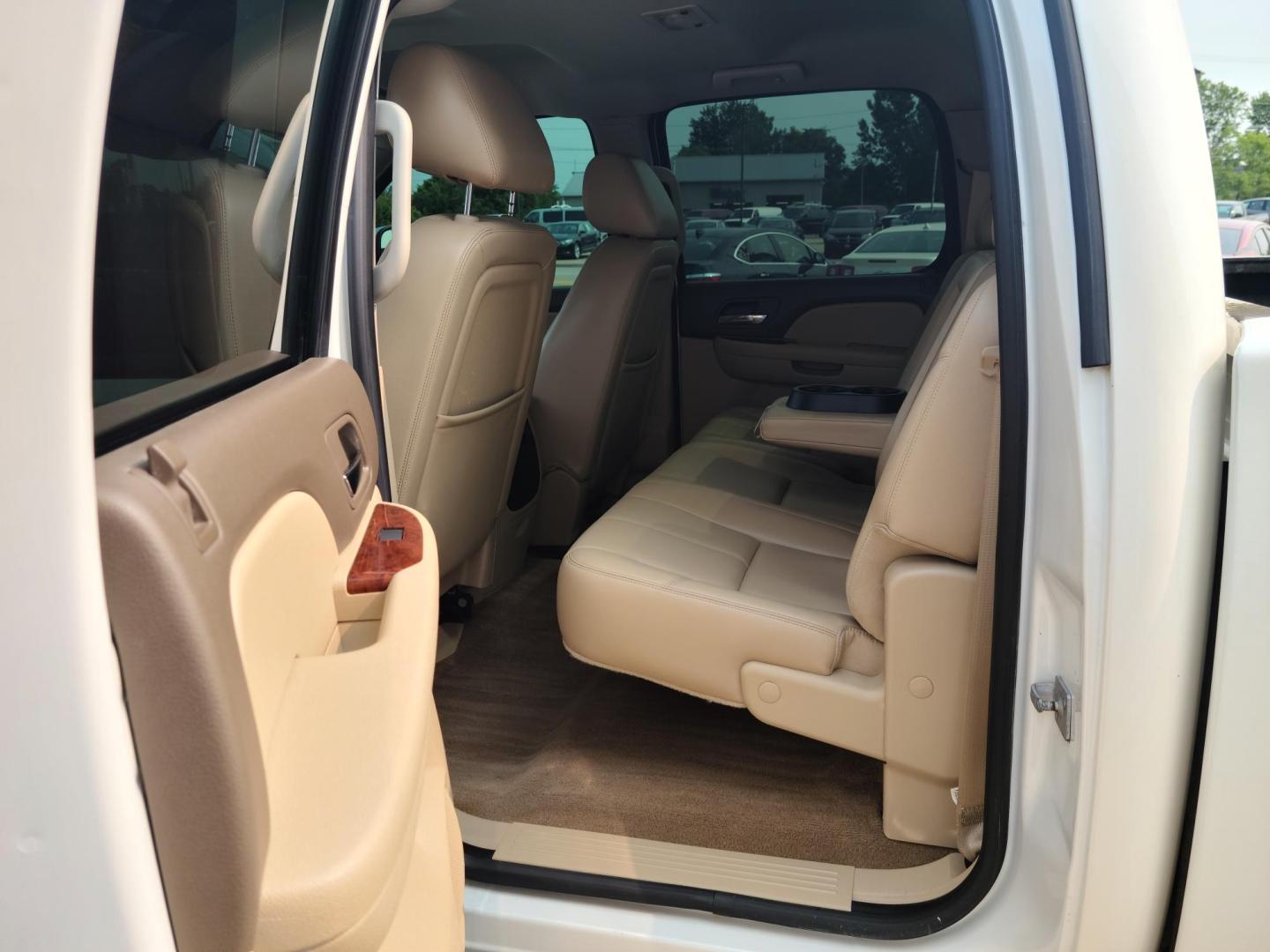 2012 GMC Sierra 1500 SLT Crew Cab 4WD (3GTP2WE70CG) with an 5.3L V8 OHV 16V FFV engine, 6-Speed Automatic transmission, located at 104 1st Avenue, Silvis, IL, 61282, (309) 755-9511, 41.515156, -90.425377 - Photo#4