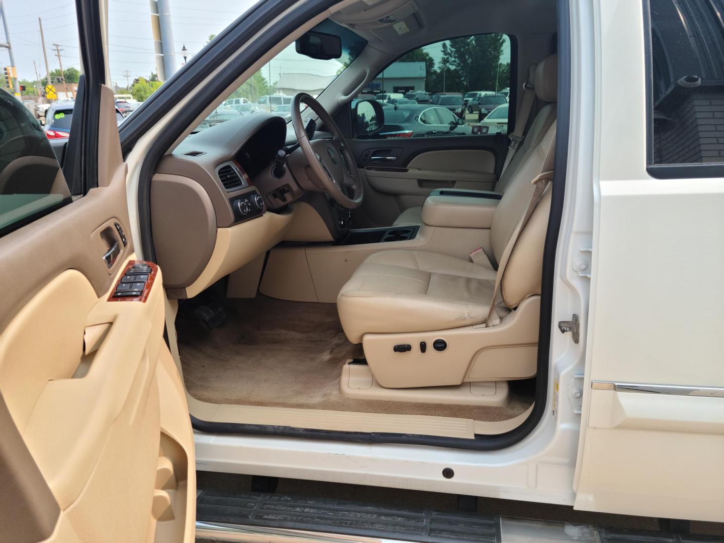 2012 GMC Sierra 1500 SLT Crew Cab 4WD (3GTP2WE70CG) with an 5.3L V8 OHV 16V FFV engine, 6-Speed Automatic transmission, located at 104 1st Avenue, Silvis, IL, 61282, (309) 755-9511, 41.515156, -90.425377 - Photo#5