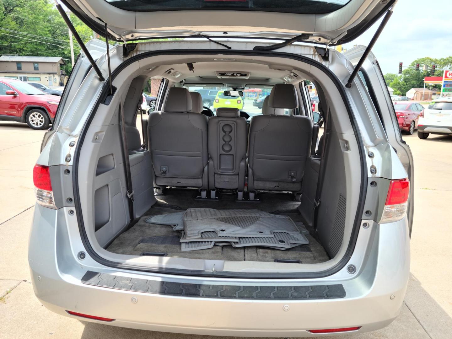 2014 Honda Odyssey Touring (5FNRL5H9XEB) with an 3.5L V6 SOHC 24V engine, 6-Speed Automatic transmission, located at 104 1st Avenue, Silvis, IL, 61282, (309) 755-9511, 41.515156, -90.425377 - Photo#3