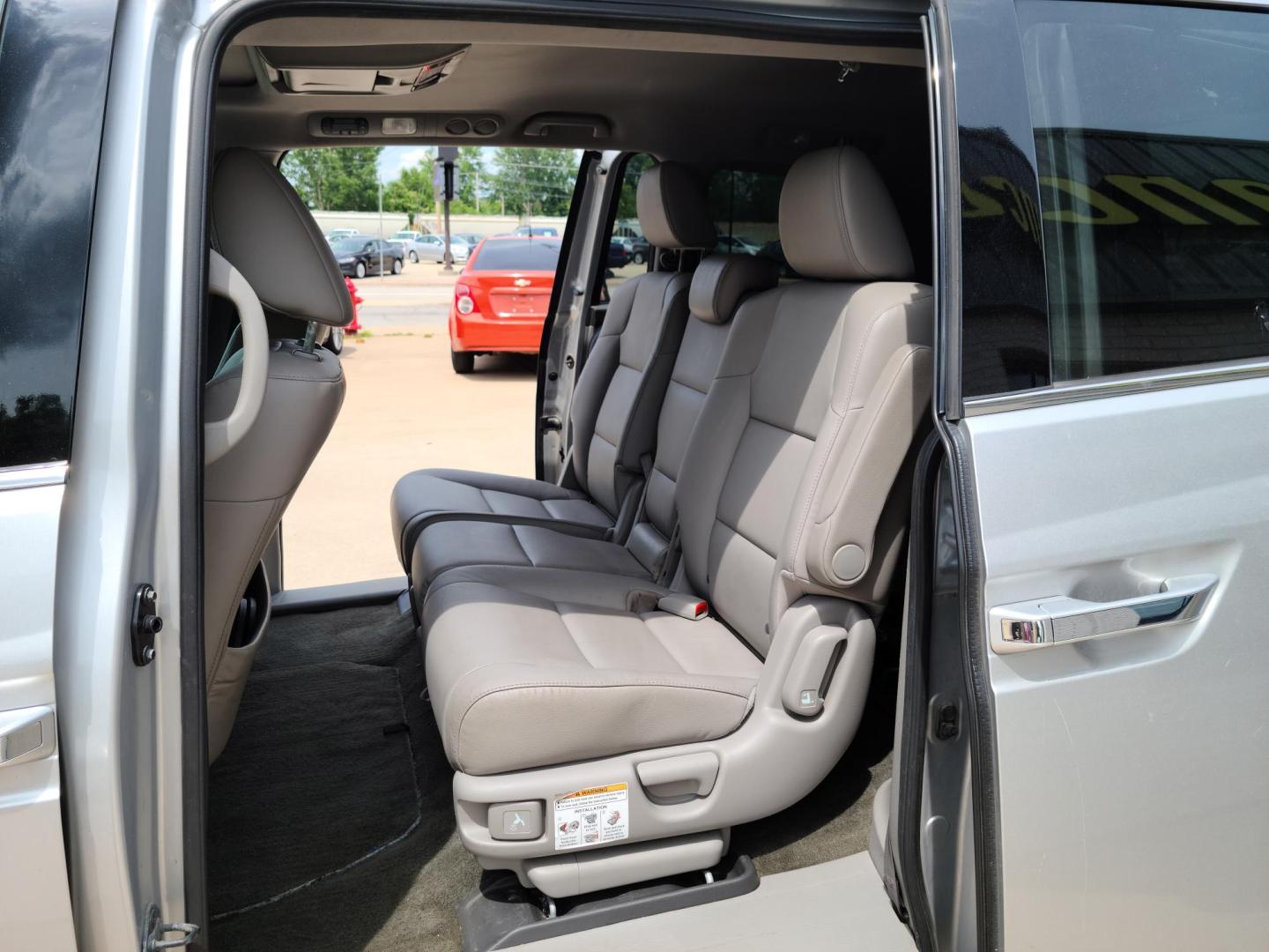2014 Honda Odyssey Touring (5FNRL5H9XEB) with an 3.5L V6 SOHC 24V engine, 6-Speed Automatic transmission, located at 104 1st Avenue, Silvis, IL, 61282, (309) 755-9511, 41.515156, -90.425377 - Photo#4