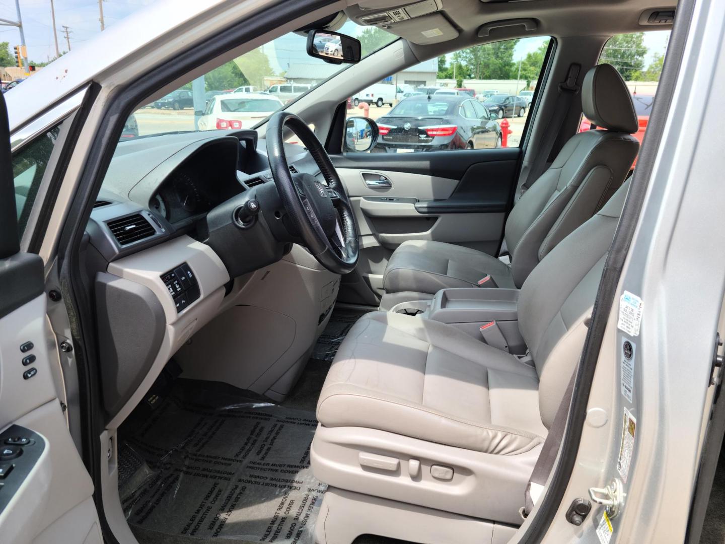 2014 Honda Odyssey Touring (5FNRL5H9XEB) with an 3.5L V6 SOHC 24V engine, 6-Speed Automatic transmission, located at 104 1st Avenue, Silvis, IL, 61282, (309) 755-9511, 41.515156, -90.425377 - Photo#5