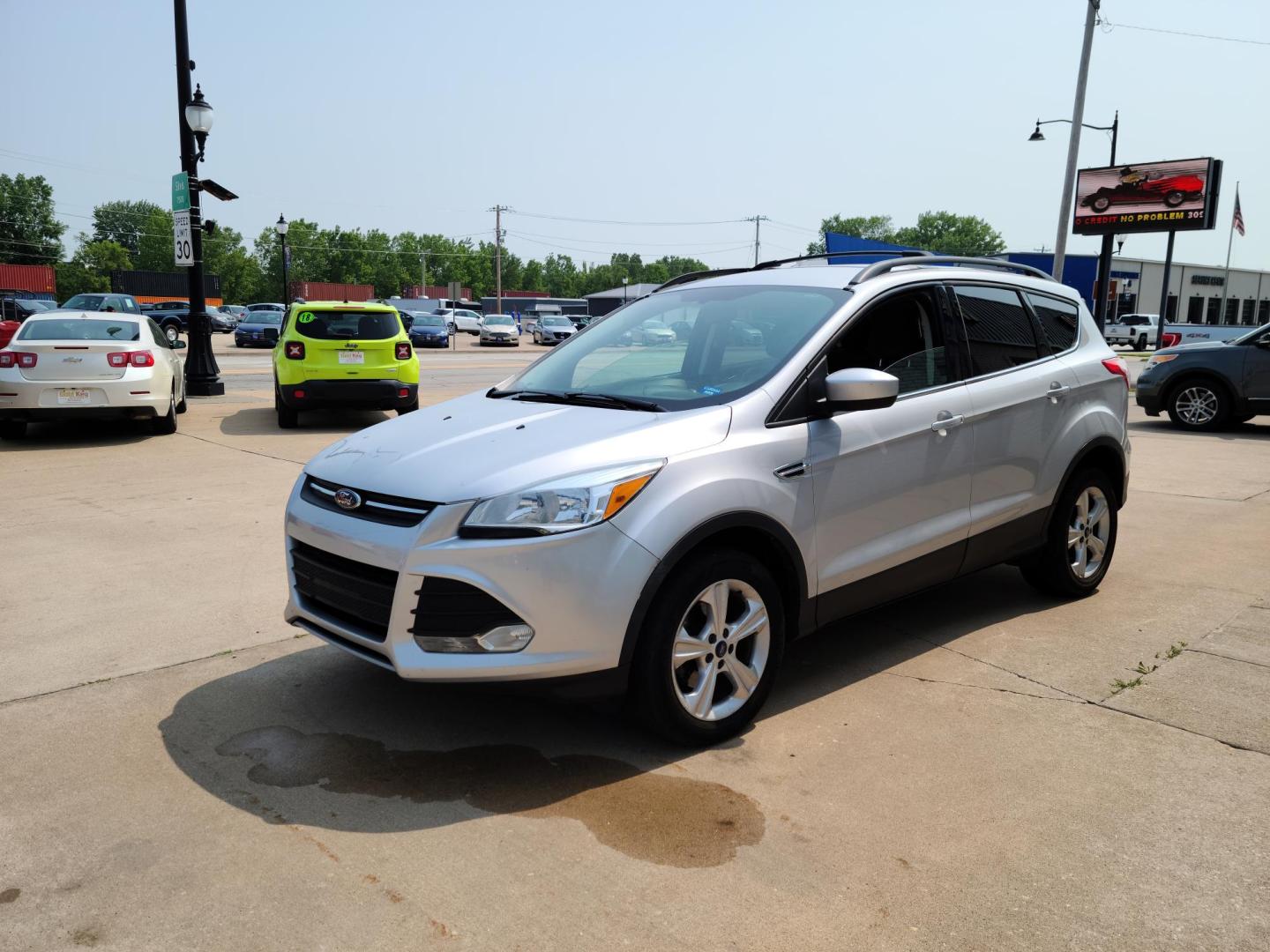 2014 Ford Escape SE FWD (1FMCU0GXXEU) with an 1.6L L4 DOHC 16V engine, 6-Speed Automatic transmission, located at 104 1st Avenue, Silvis, IL, 61282, (309) 755-9511, 41.515156, -90.425377 - Photo#1