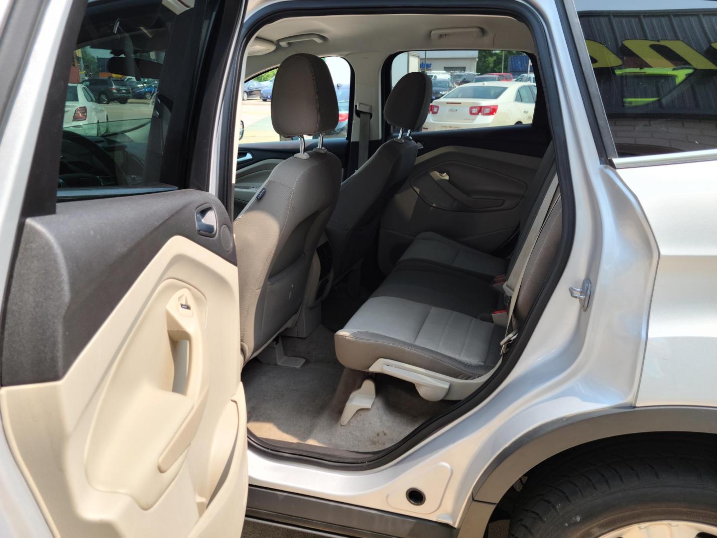 2014 Ford Escape SE FWD (1FMCU0GXXEU) with an 1.6L L4 DOHC 16V engine, 6-Speed Automatic transmission, located at 104 1st Avenue, Silvis, IL, 61282, (309) 755-9511, 41.515156, -90.425377 - Photo#4