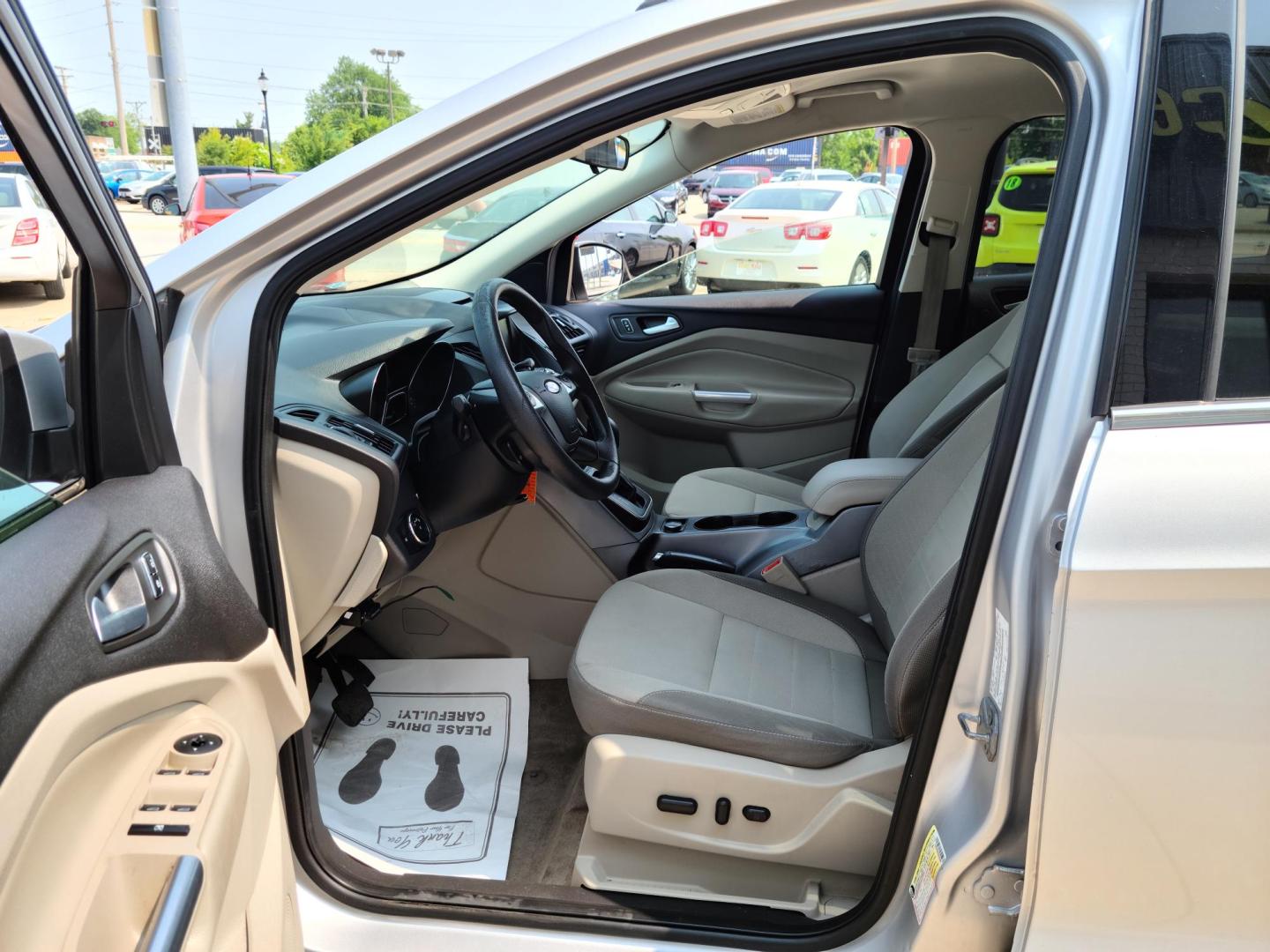 2014 Ford Escape SE FWD (1FMCU0GXXEU) with an 1.6L L4 DOHC 16V engine, 6-Speed Automatic transmission, located at 104 1st Avenue, Silvis, IL, 61282, (309) 755-9511, 41.515156, -90.425377 - Photo#5