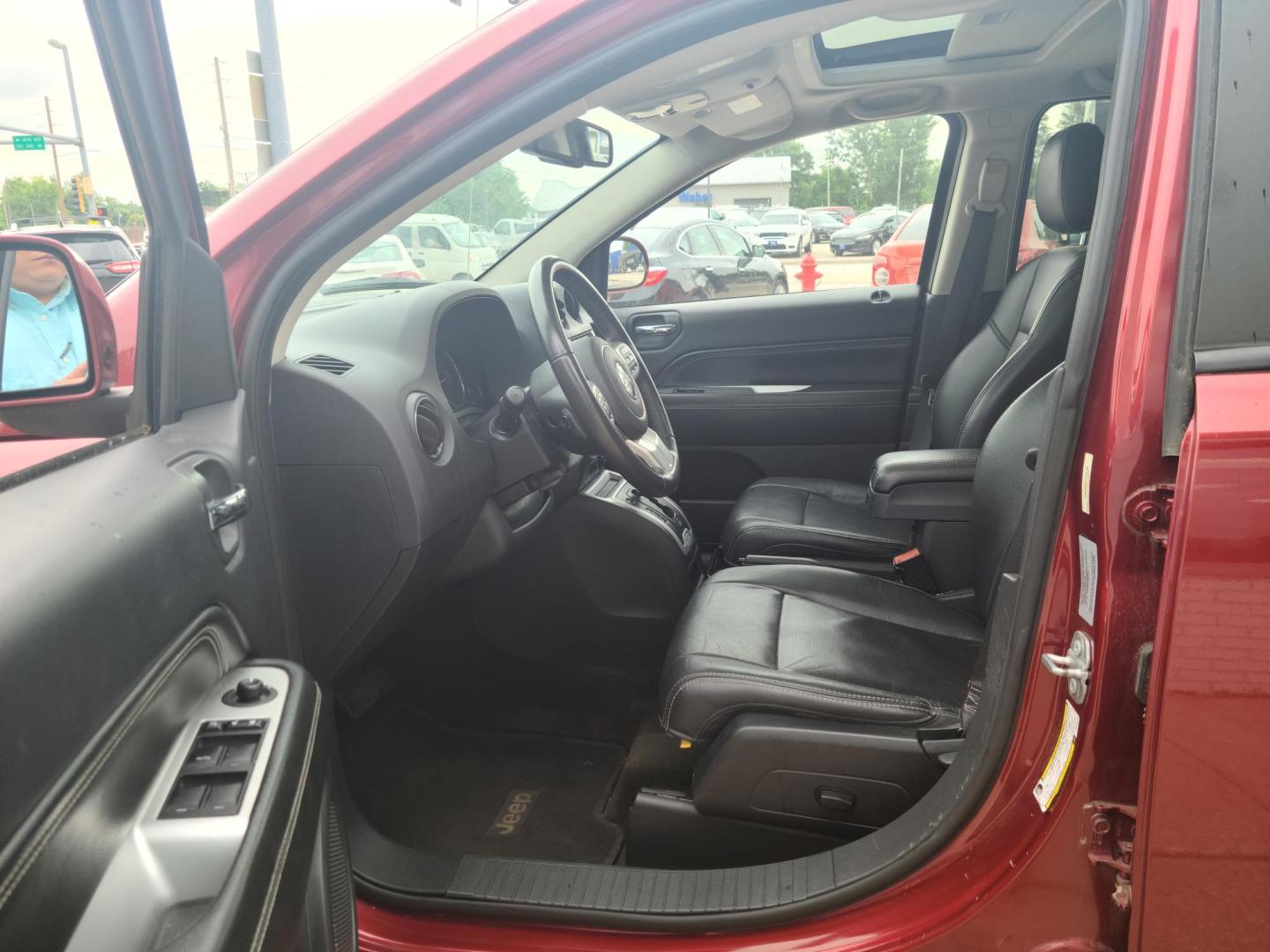 2017 Jeep Compass Latitude FWD (1C4NJCEB2HD) with an 2.4L L4 DOHC 16V engine, CVT transmission, located at 104 1st Avenue, Silvis, IL, 61282, (309) 755-9511, 41.515156, -90.425377 - Photo#5