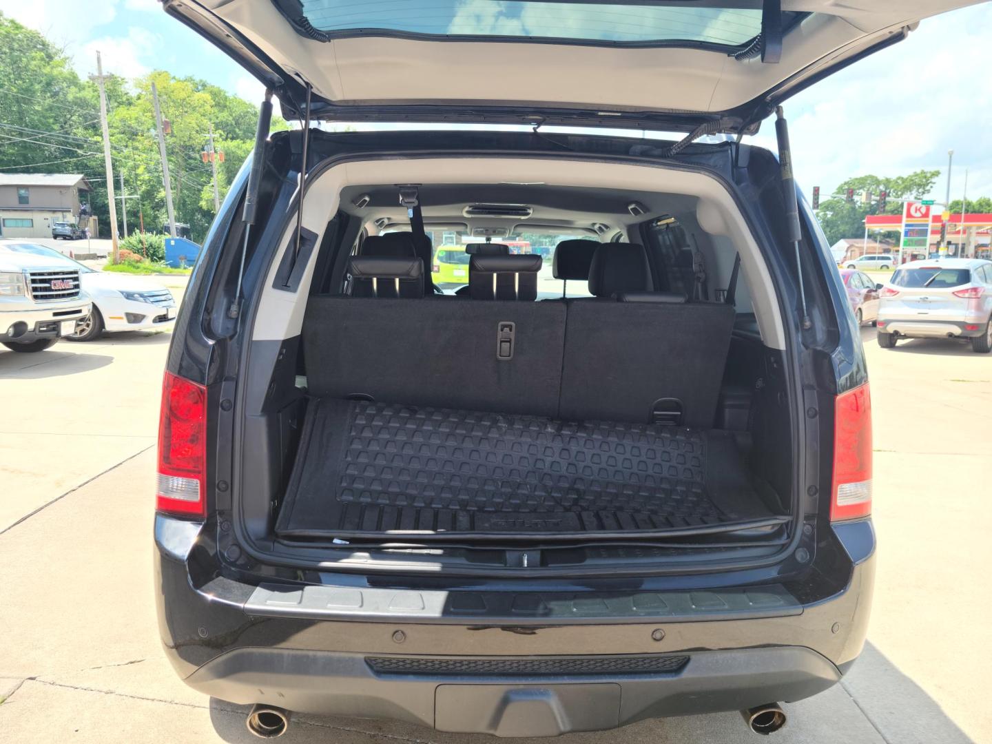 2013 Carbon Black Metallic /Black Honda Pilot Touring 4WD 5-Spd AT with DVD (5FNYF4H92DB) with an 3.5L V6 SOHC 24V engine, 5-Speed Automatic transmission, located at 104 1st Avenue, Silvis, IL, 61282, (309) 755-9511, 41.515156, -90.425377 - Photo#3