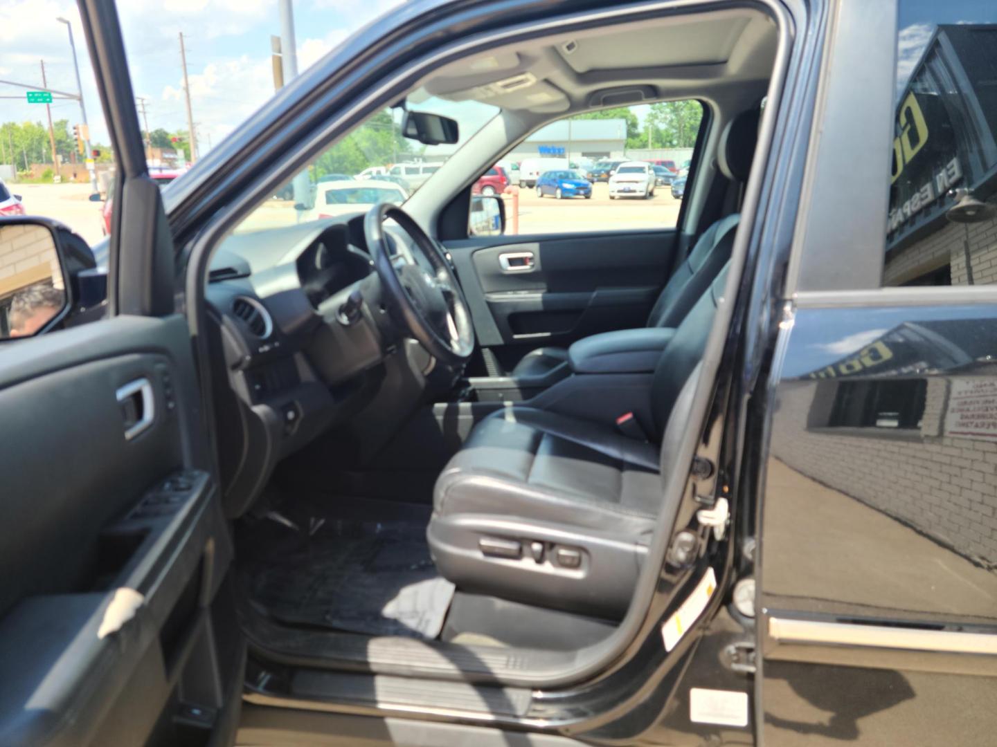 2013 Carbon Black Metallic /Black Honda Pilot Touring 4WD 5-Spd AT with DVD (5FNYF4H92DB) with an 3.5L V6 SOHC 24V engine, 5-Speed Automatic transmission, located at 104 1st Avenue, Silvis, IL, 61282, (309) 755-9511, 41.515156, -90.425377 - Photo#5