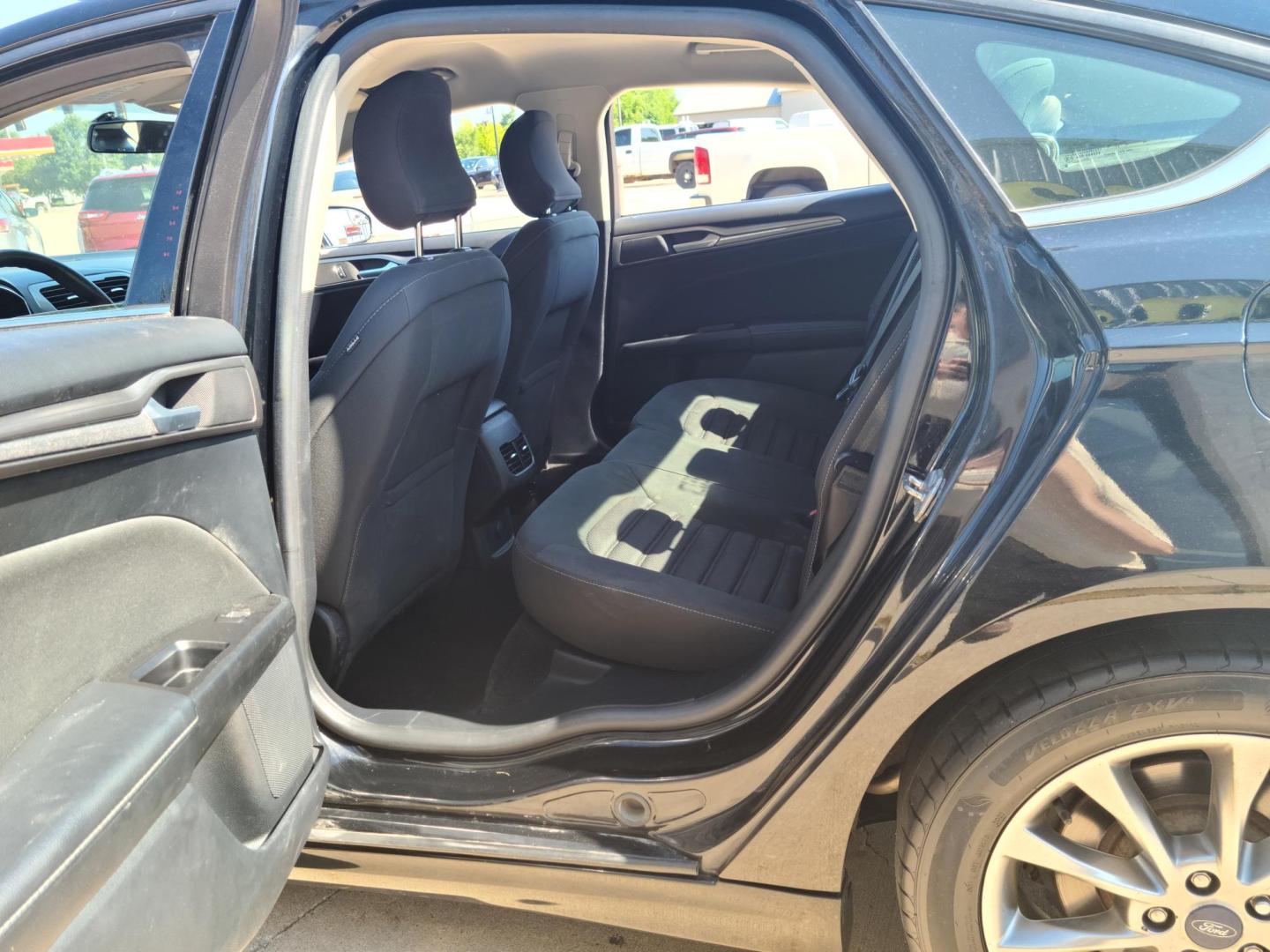 2017 Carbon Black Metallic /Black Ford Fusion SE (3FA6P0H70HR) with an 2.5L L4 DOHC 16V engine, 6A transmission, located at 104 1st Avenue, Silvis, IL, 61282, (309) 755-9511, 41.515156, -90.425377 - Photo#3