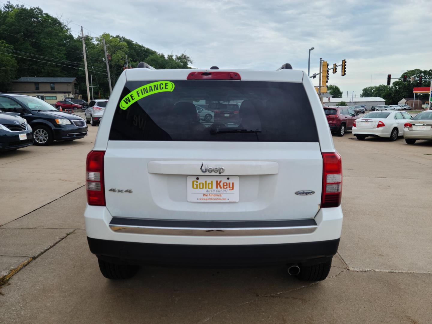 2016 Summit White /Black Jeep Patriot Latitude 4WD (1C4NJRFB1GD) with an 2.4L L4 DOHC 16V engine, Auto transmission, located at 104 1st Avenue, Silvis, IL, 61282, (309) 755-9511, 41.515156, -90.425377 - Photo#2