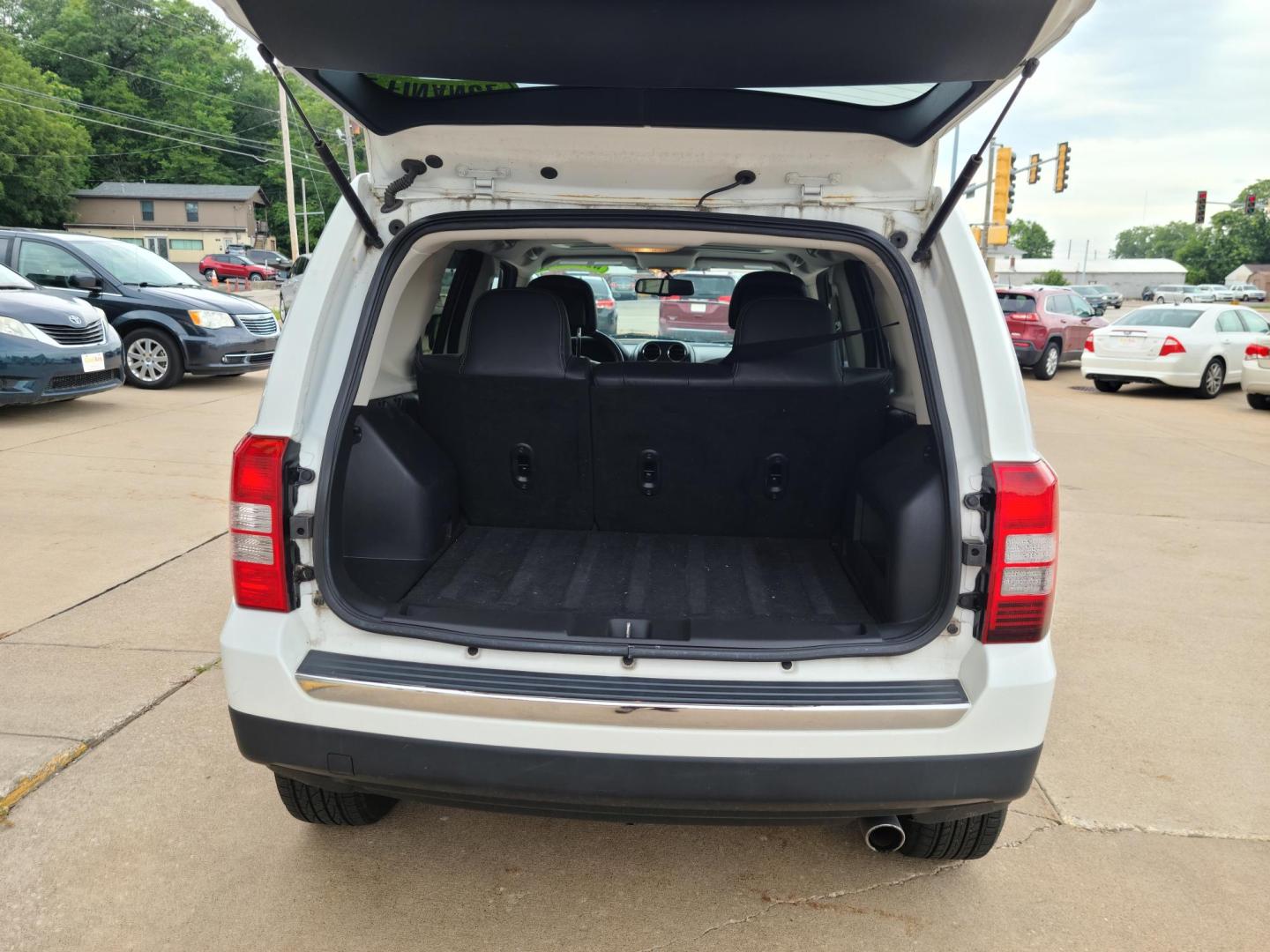 2016 Summit White /Black Jeep Patriot Latitude 4WD (1C4NJRFB1GD) with an 2.4L L4 DOHC 16V engine, Auto transmission, located at 104 1st Avenue, Silvis, IL, 61282, (309) 755-9511, 41.515156, -90.425377 - Photo#3